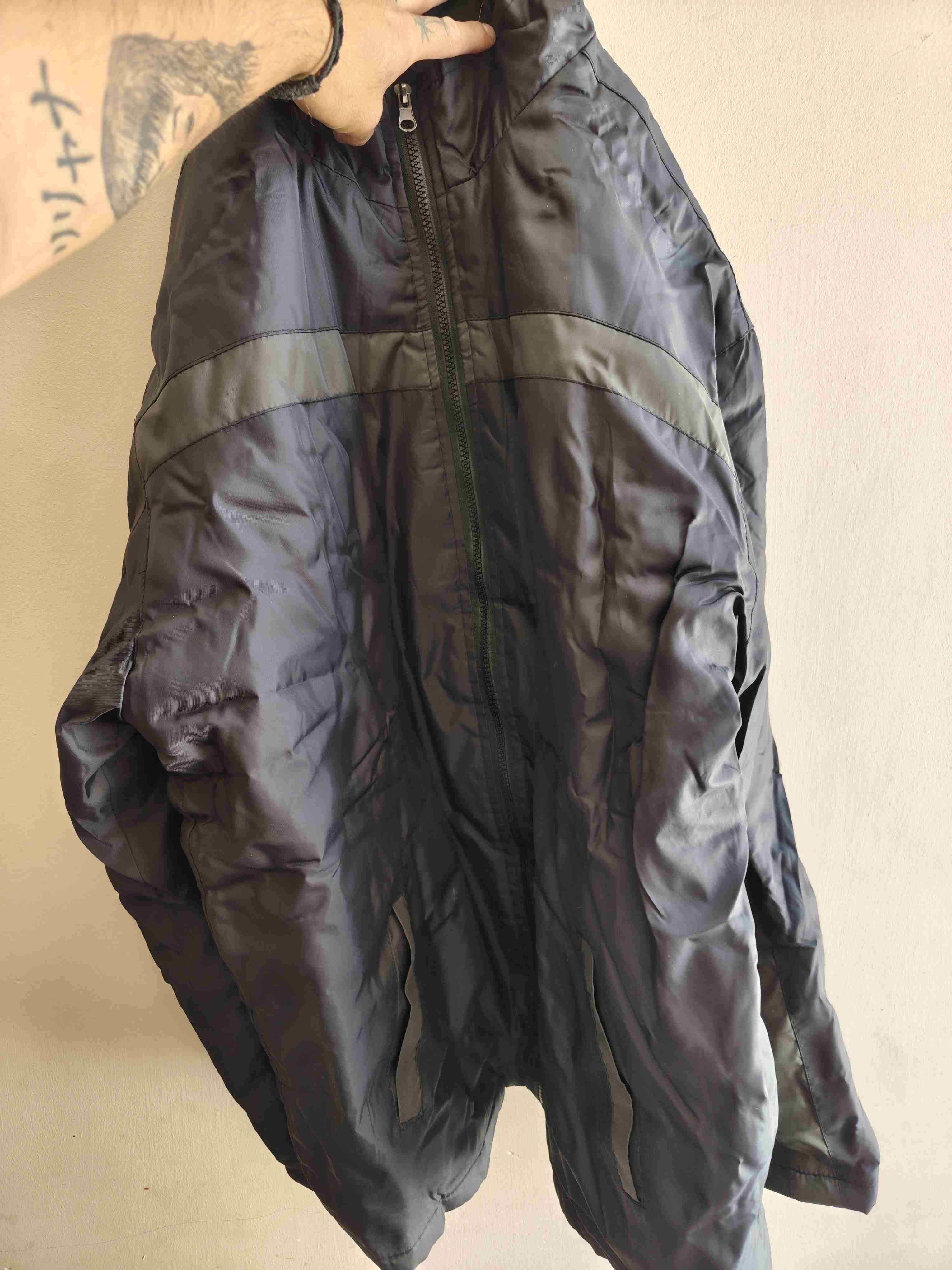 Chaqueta negra impermeable - miniatura 3