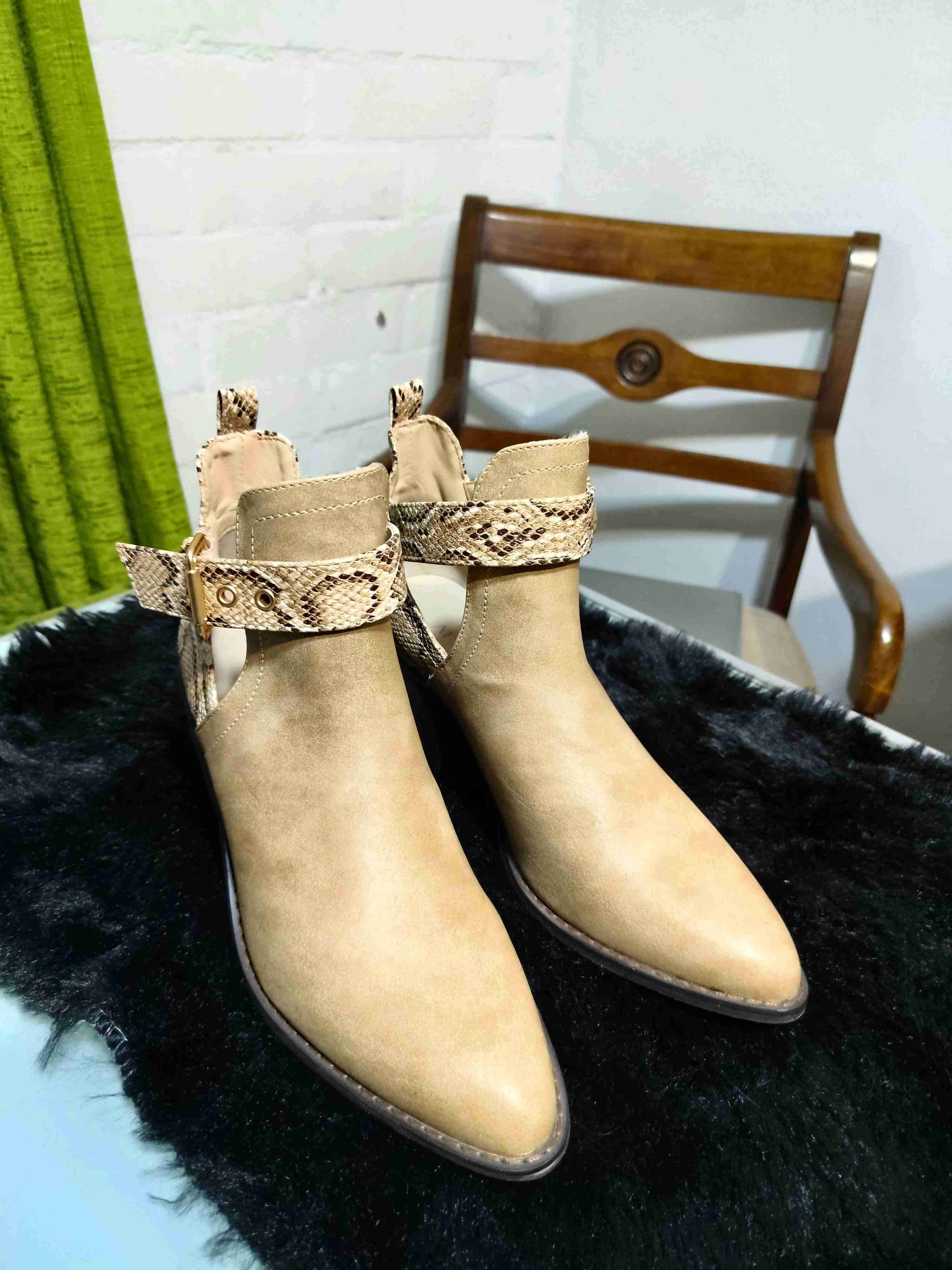 Botines Alaniz con detalle serpiente - miniatura 2