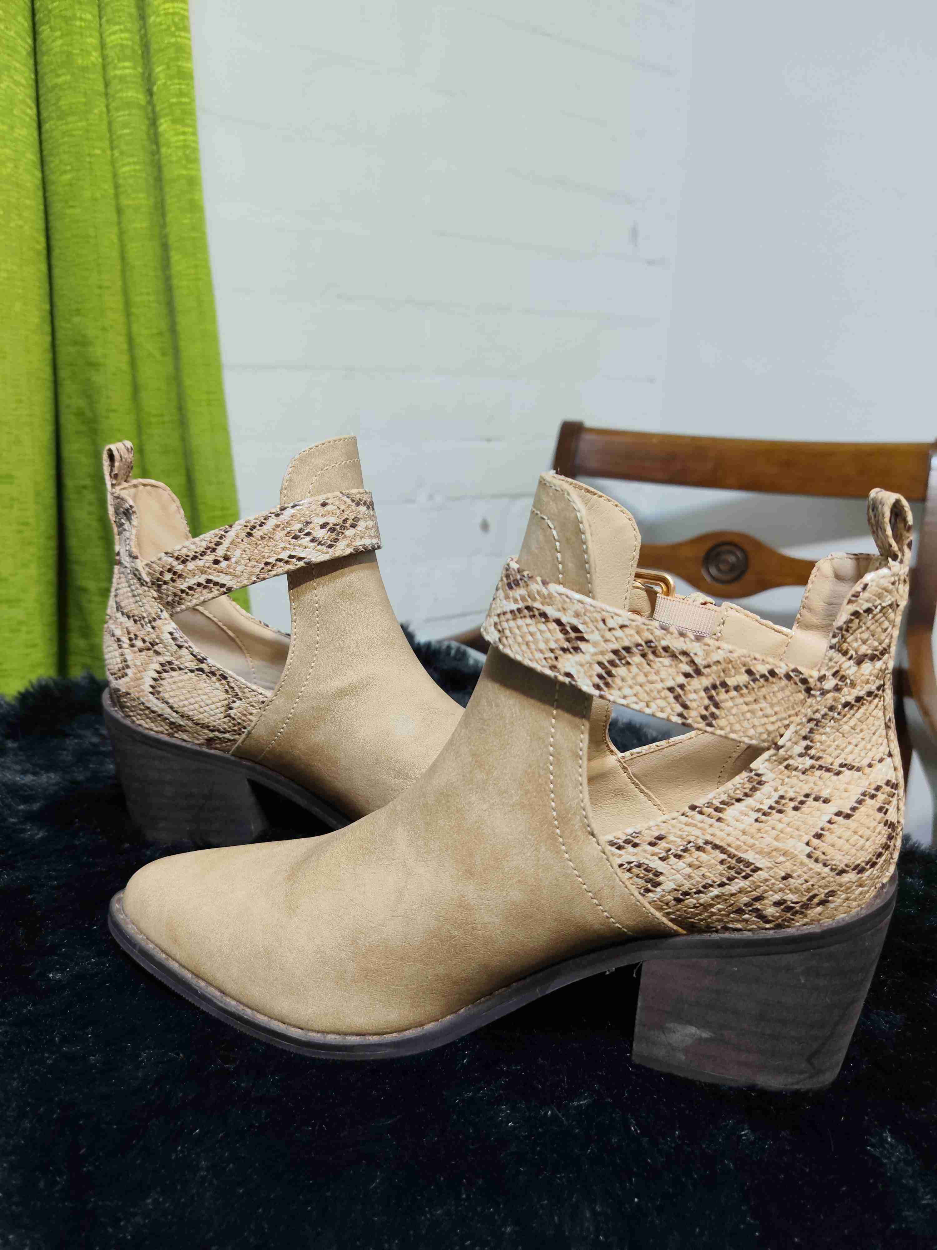 Botines Alaniz con detalle serpiente - miniatura 3