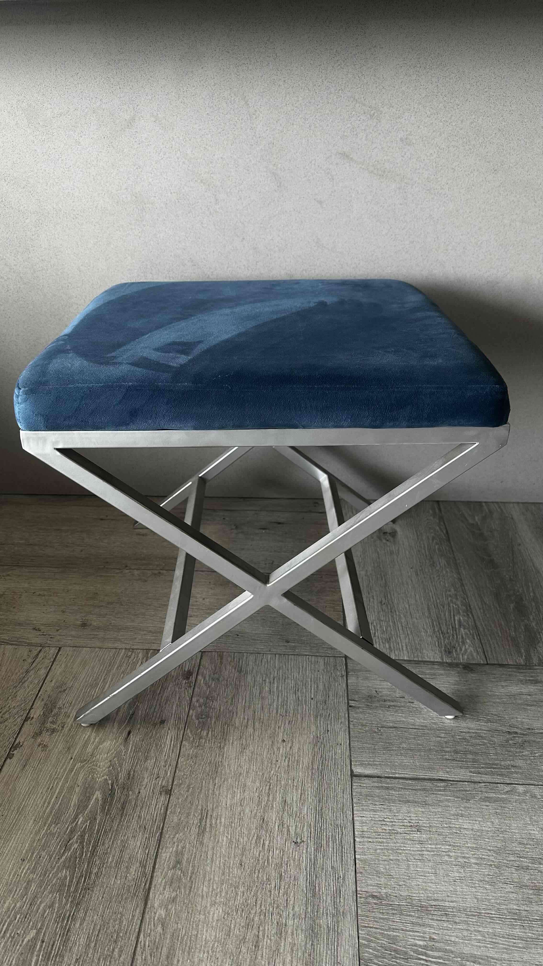 Banqueta tapizada azul con base metálica - miniatura 2