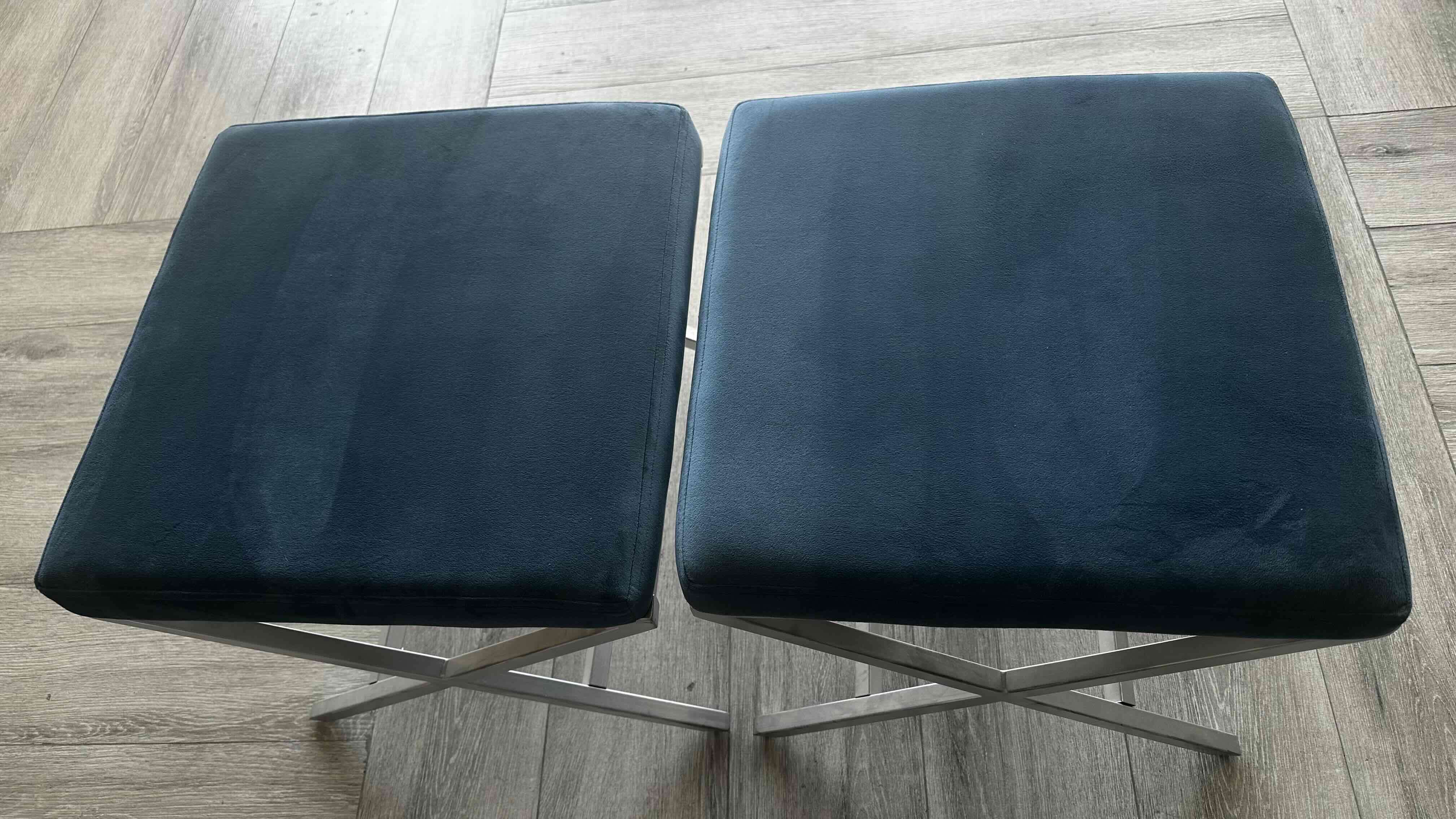 Banqueta tapizada azul con base metálica - miniatura 3