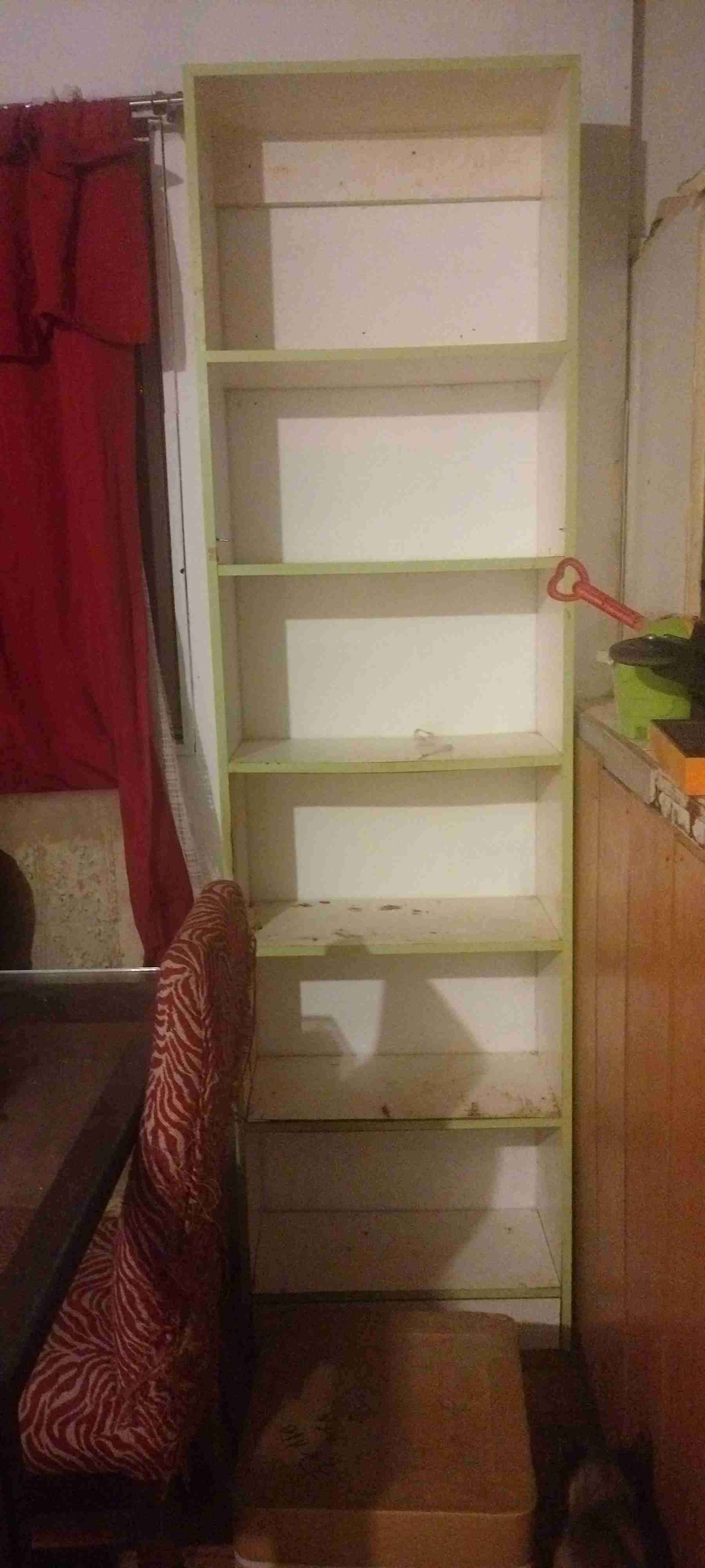 Estante blanco de madera