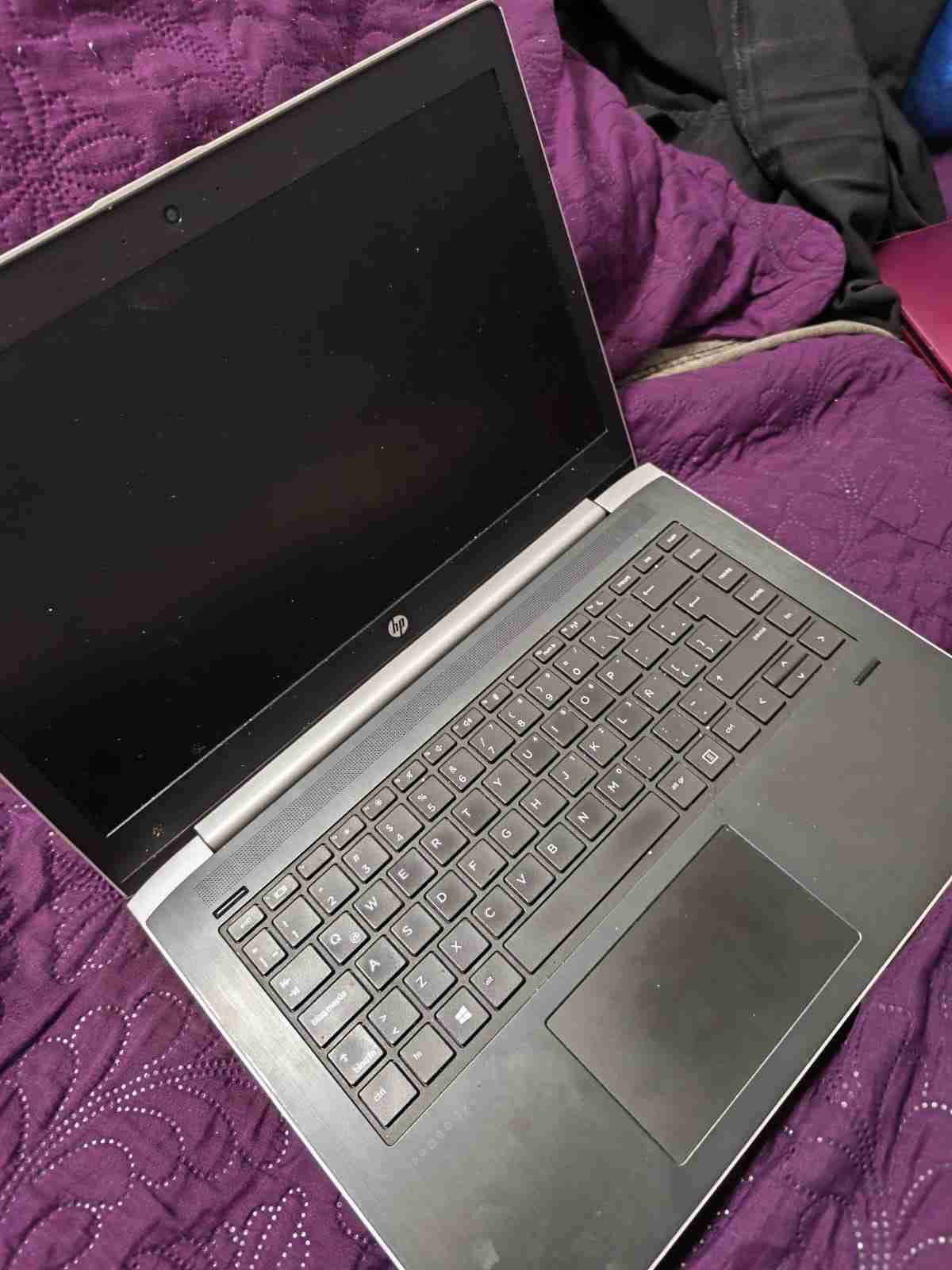 Notebook HP en buen estado - miniatura 1