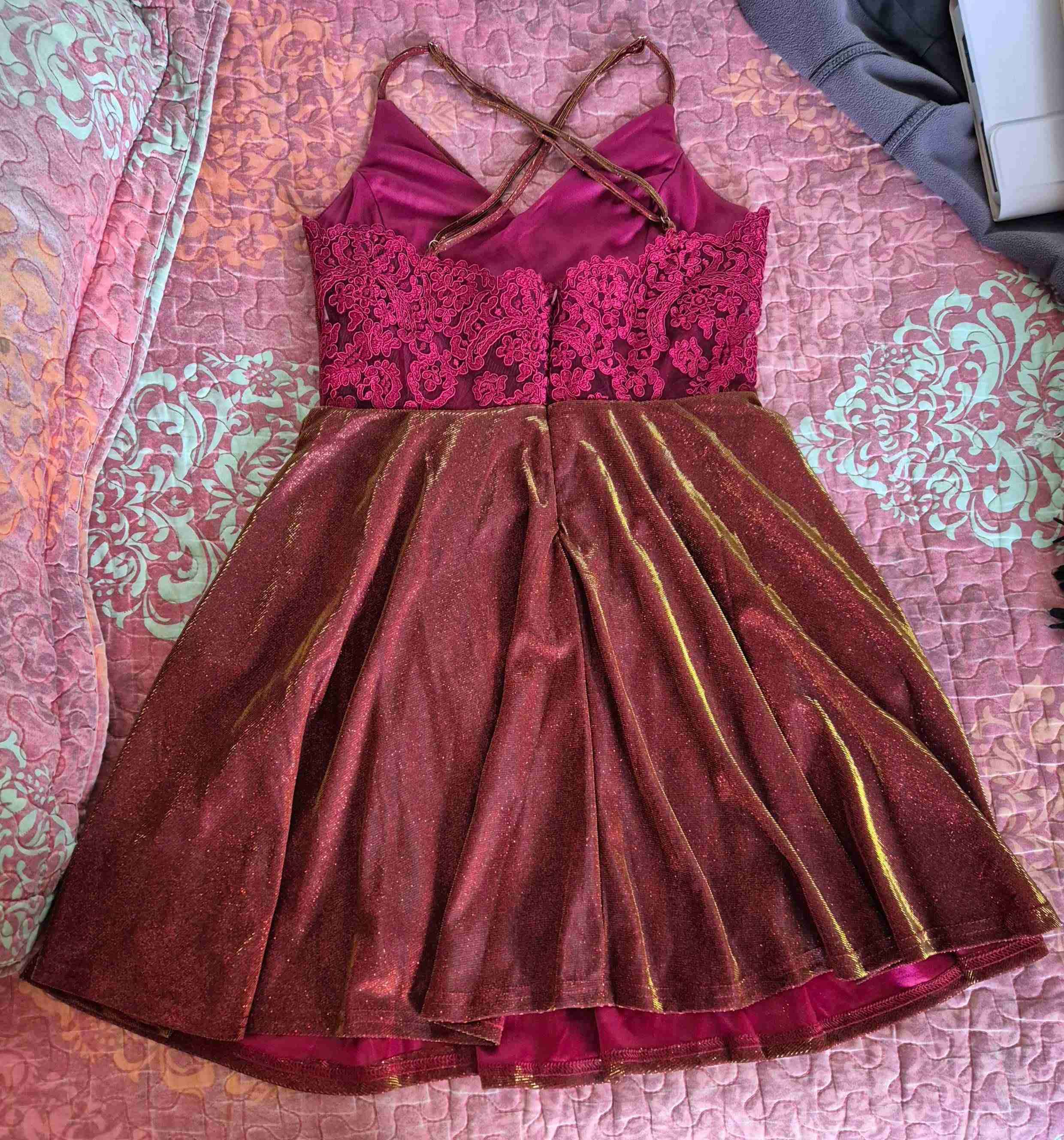 Vestido brillante color burdeo - miniatura 2