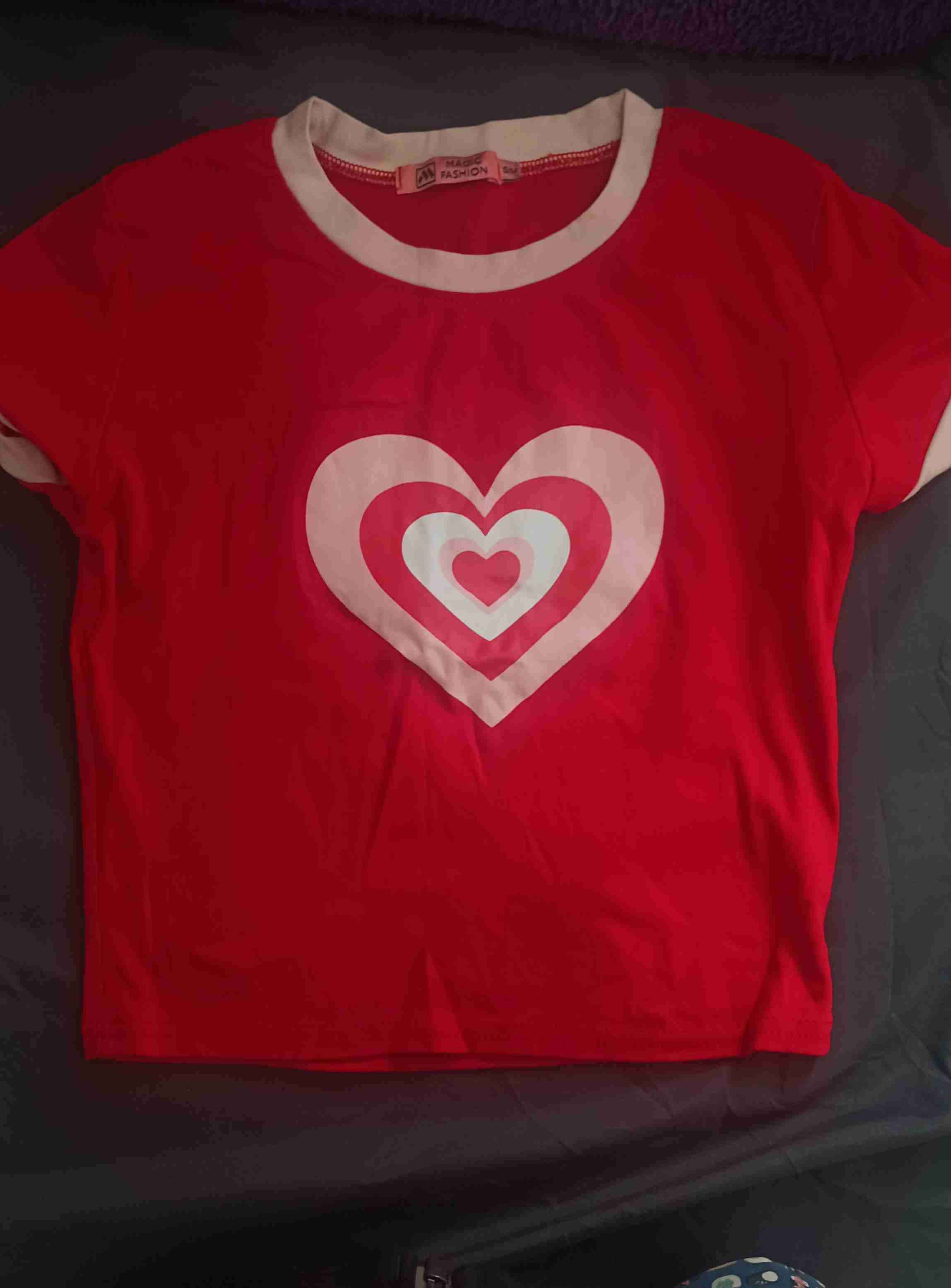 Polera roja con diseño de corazón