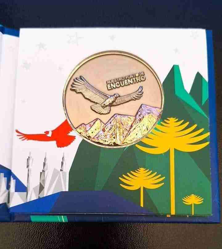 Medalla con diseño de águila - miniatura 1