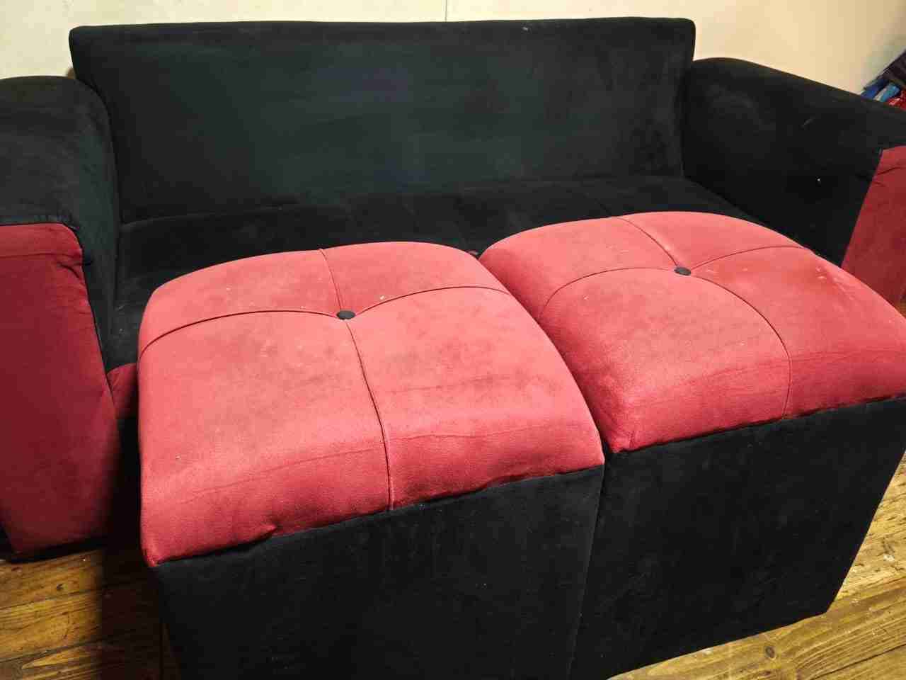 Sofá negro y rojo - miniatura 2