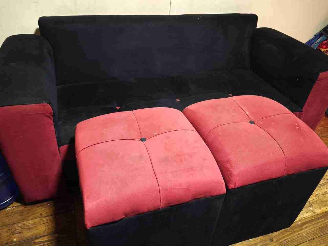 Sofá negro y rojo - miniatura 3