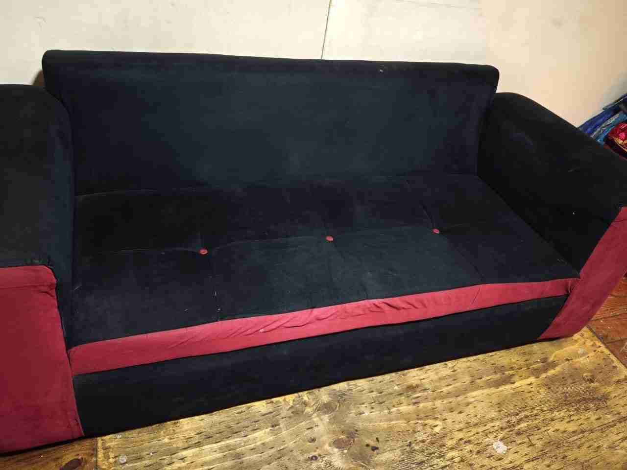 Sofá negro y rojo - miniatura 4