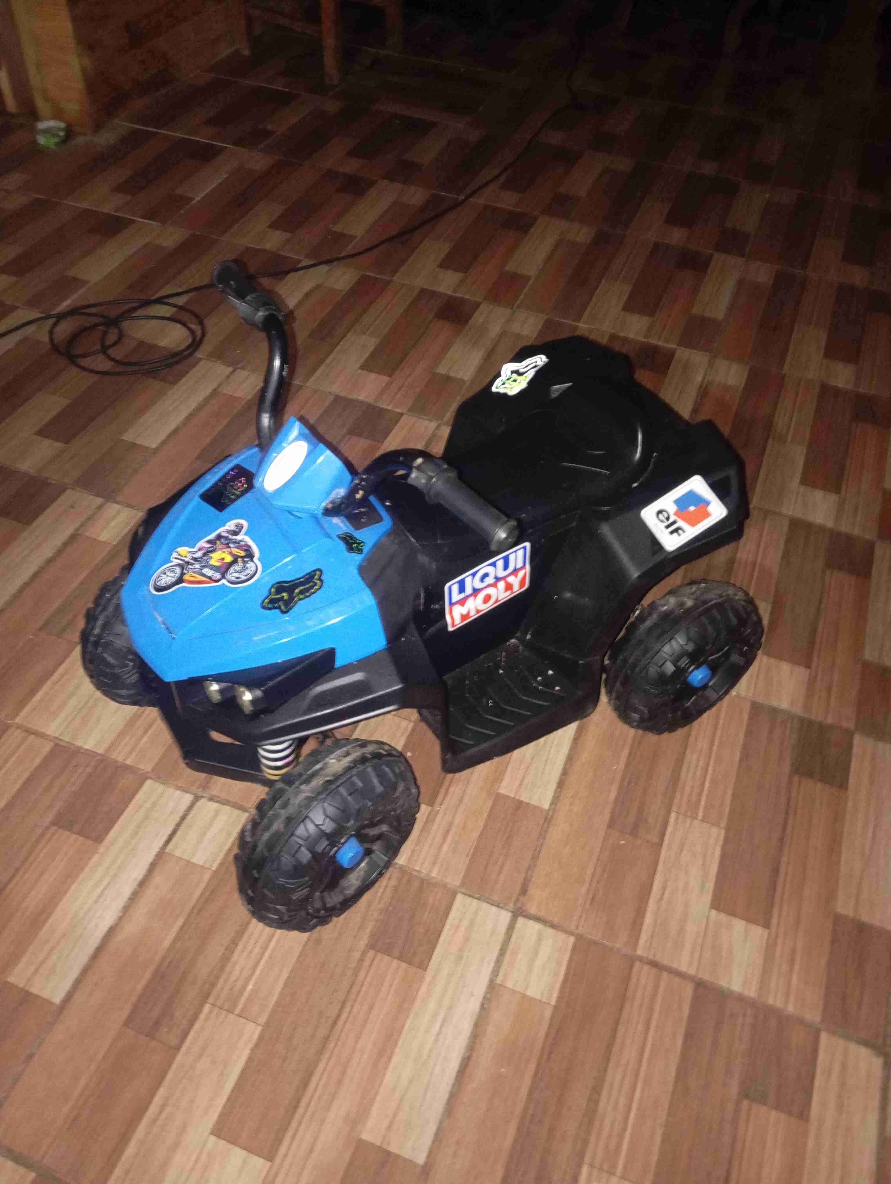 Auto eléctrico infantil azul - miniatura 1