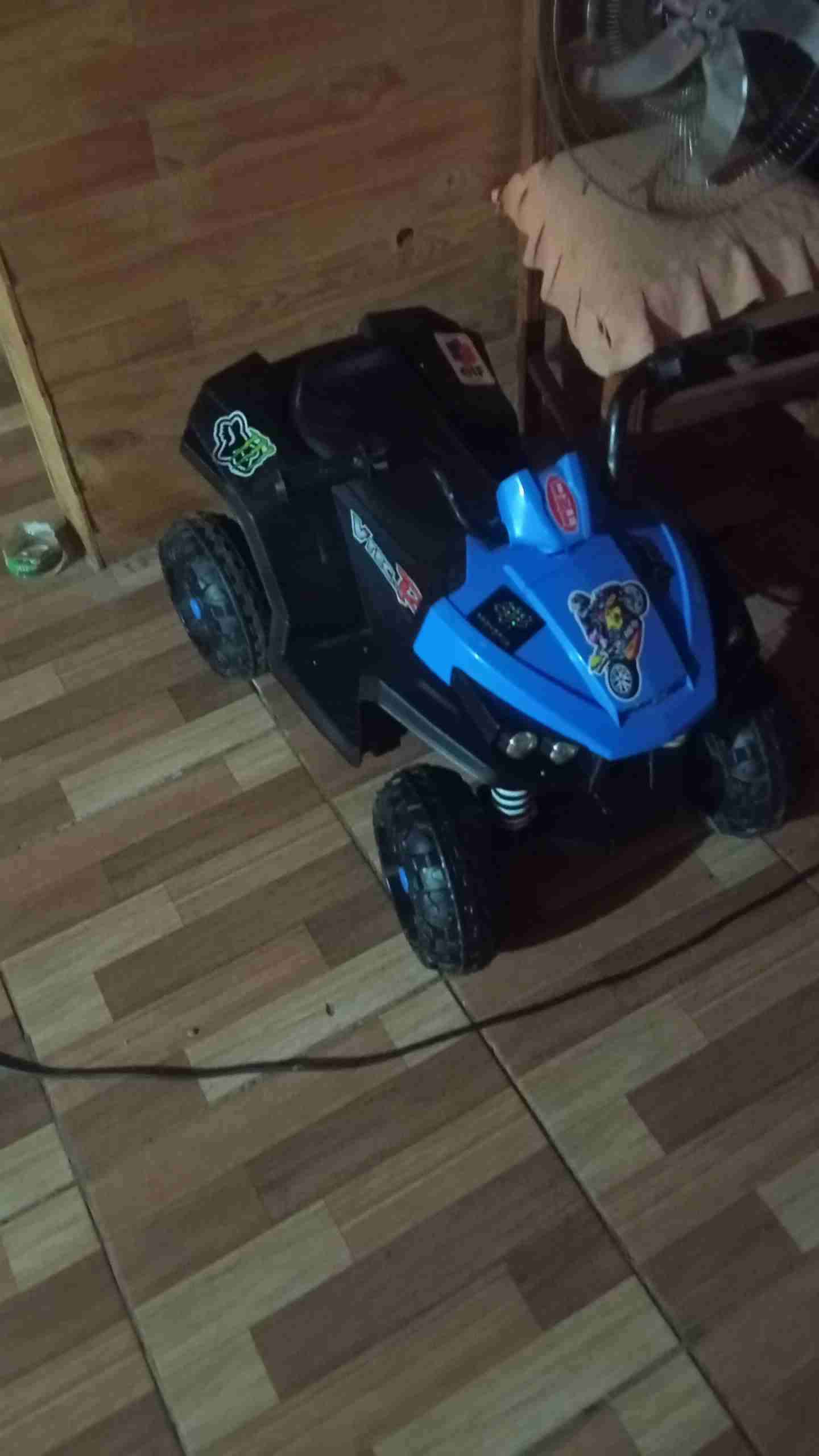 Auto eléctrico infantil azul - miniatura 3