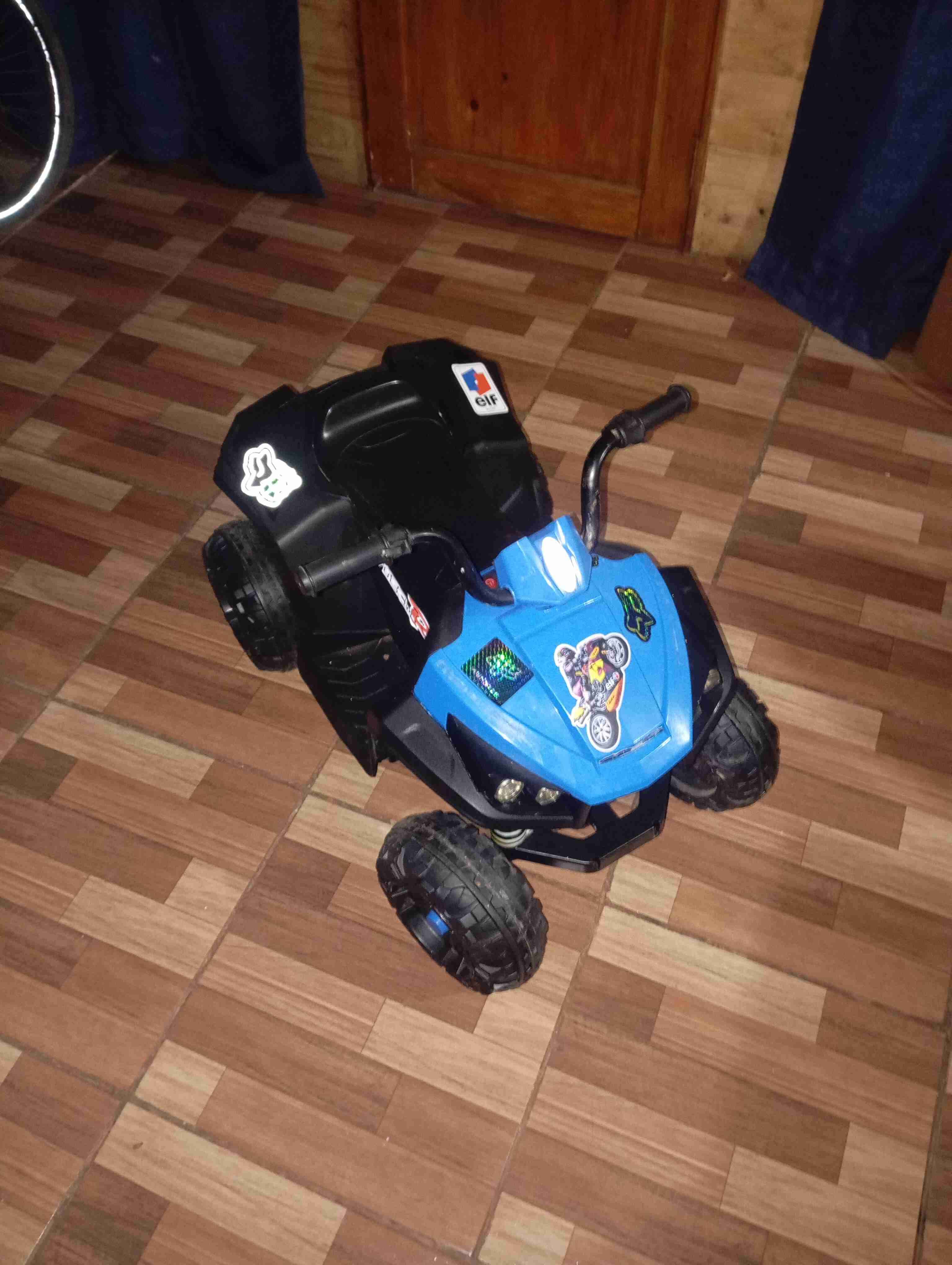 Auto eléctrico infantil azul - miniatura 4