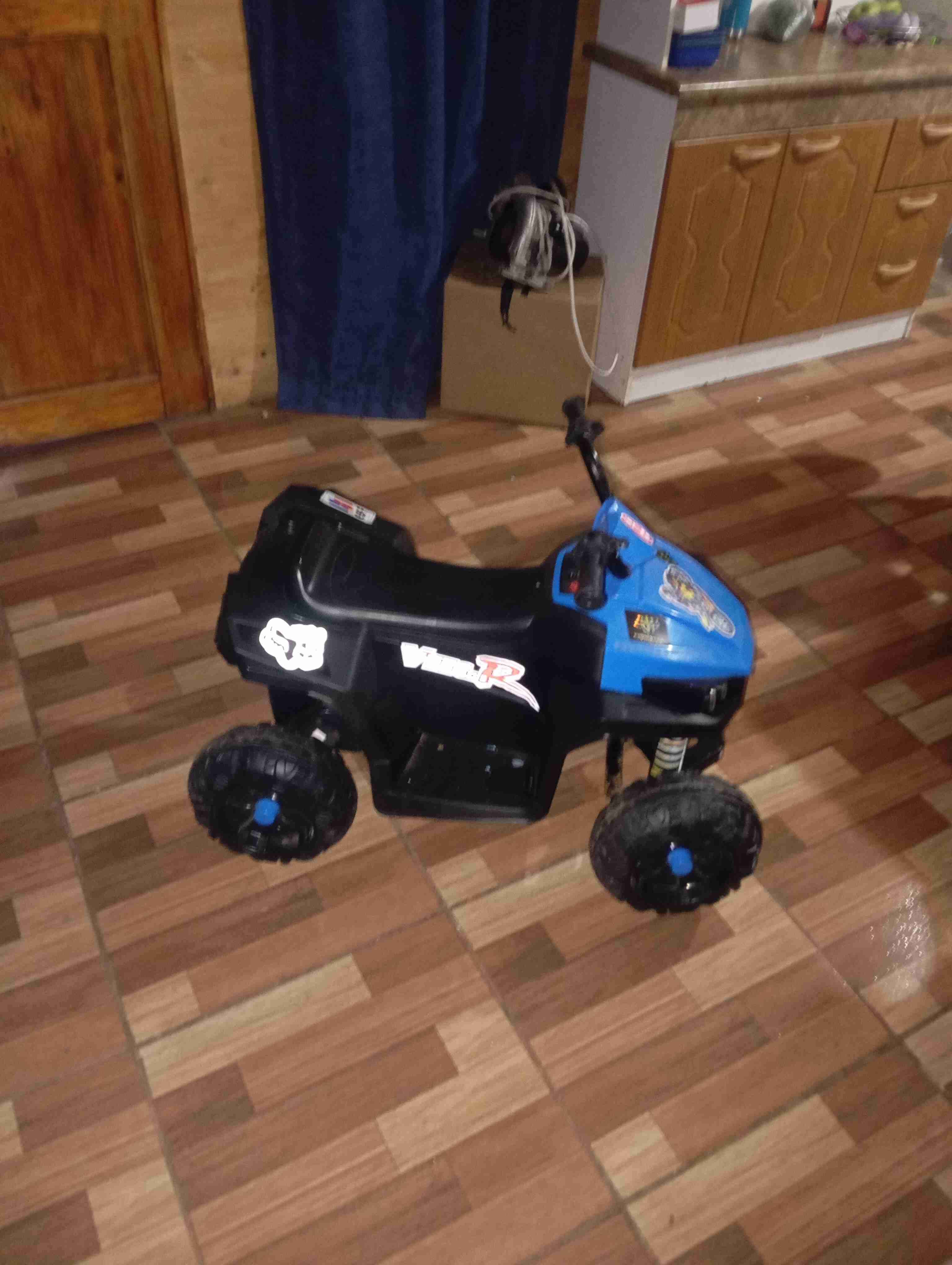 Auto eléctrico infantil azul - miniatura 5