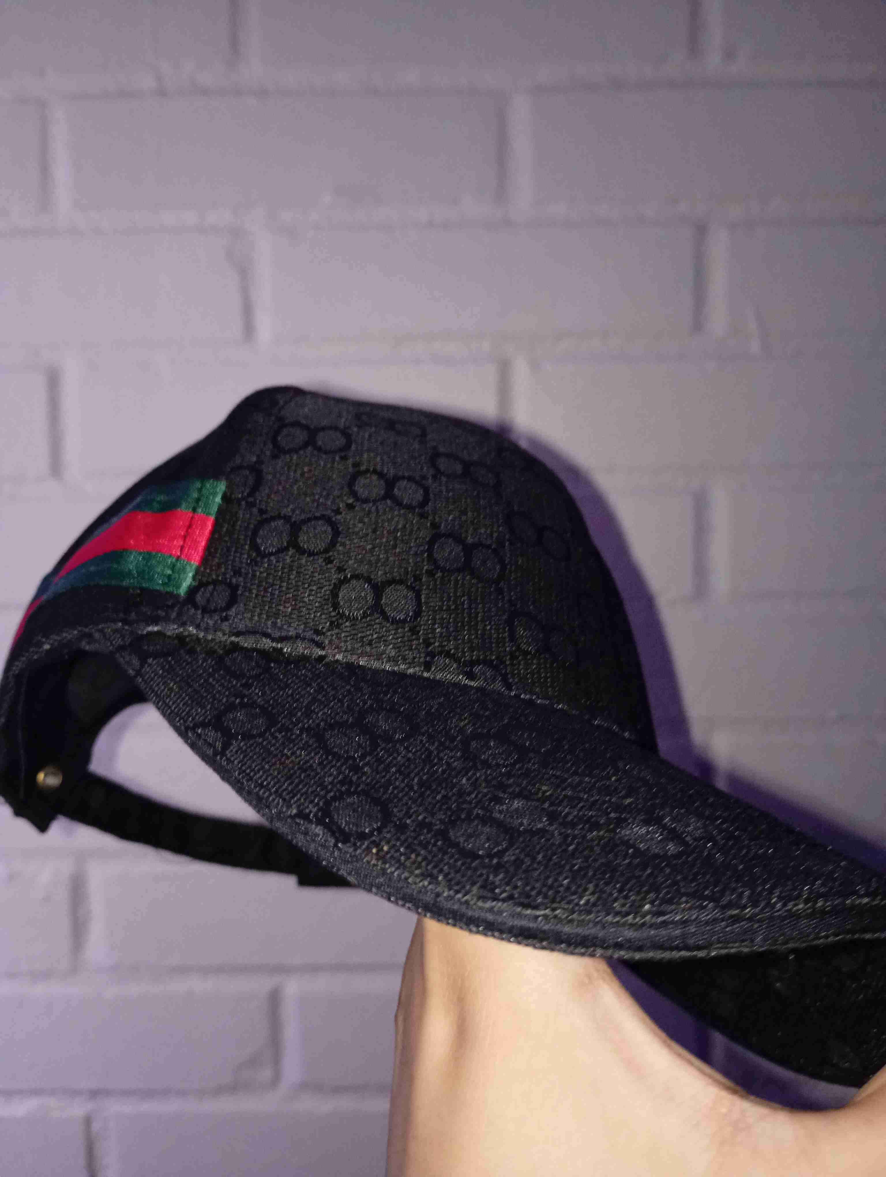 Gorra gris con diseño estampado - miniatura 2