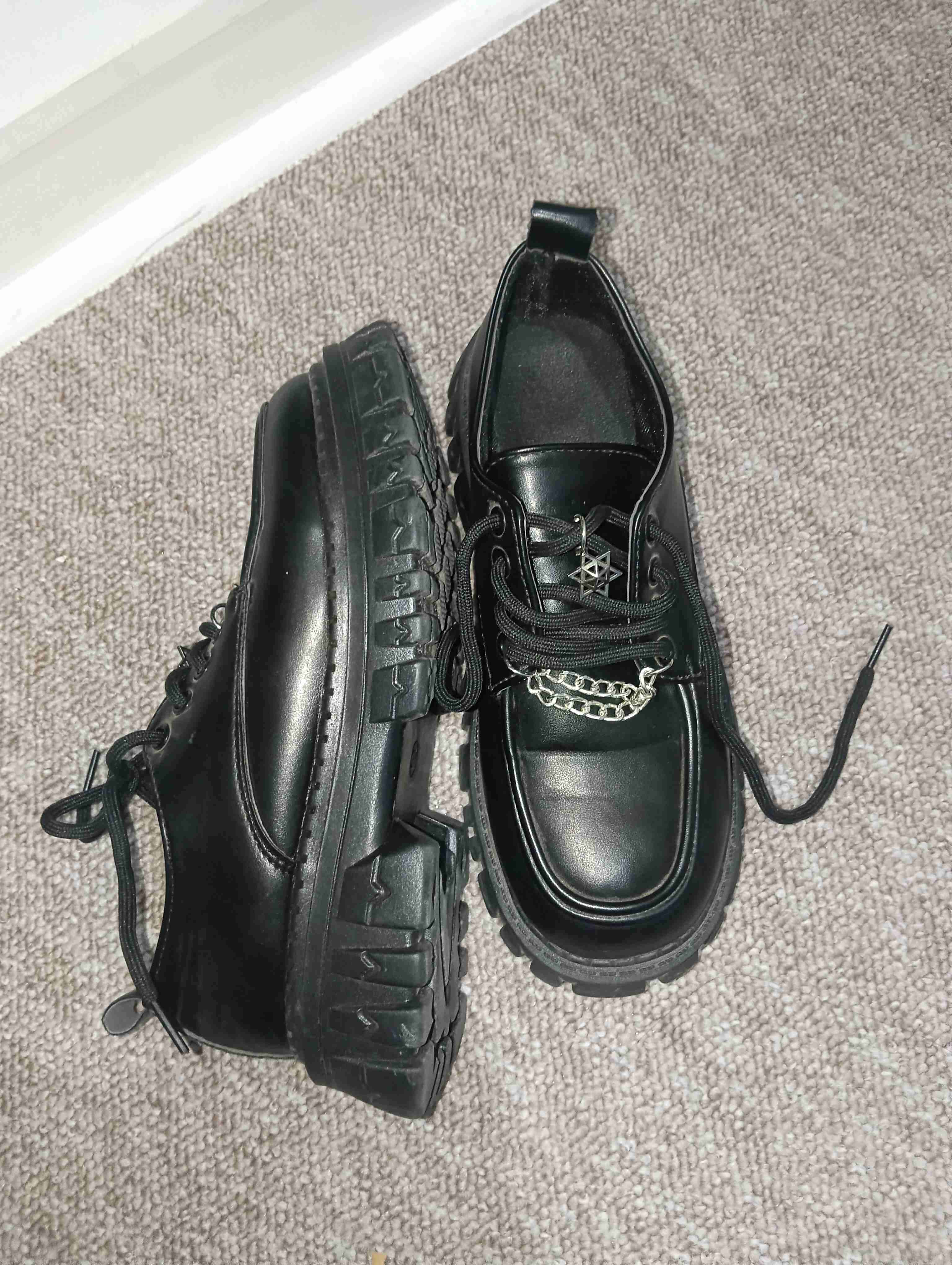 Zapatos negros con cadena decorativa - miniatura 2