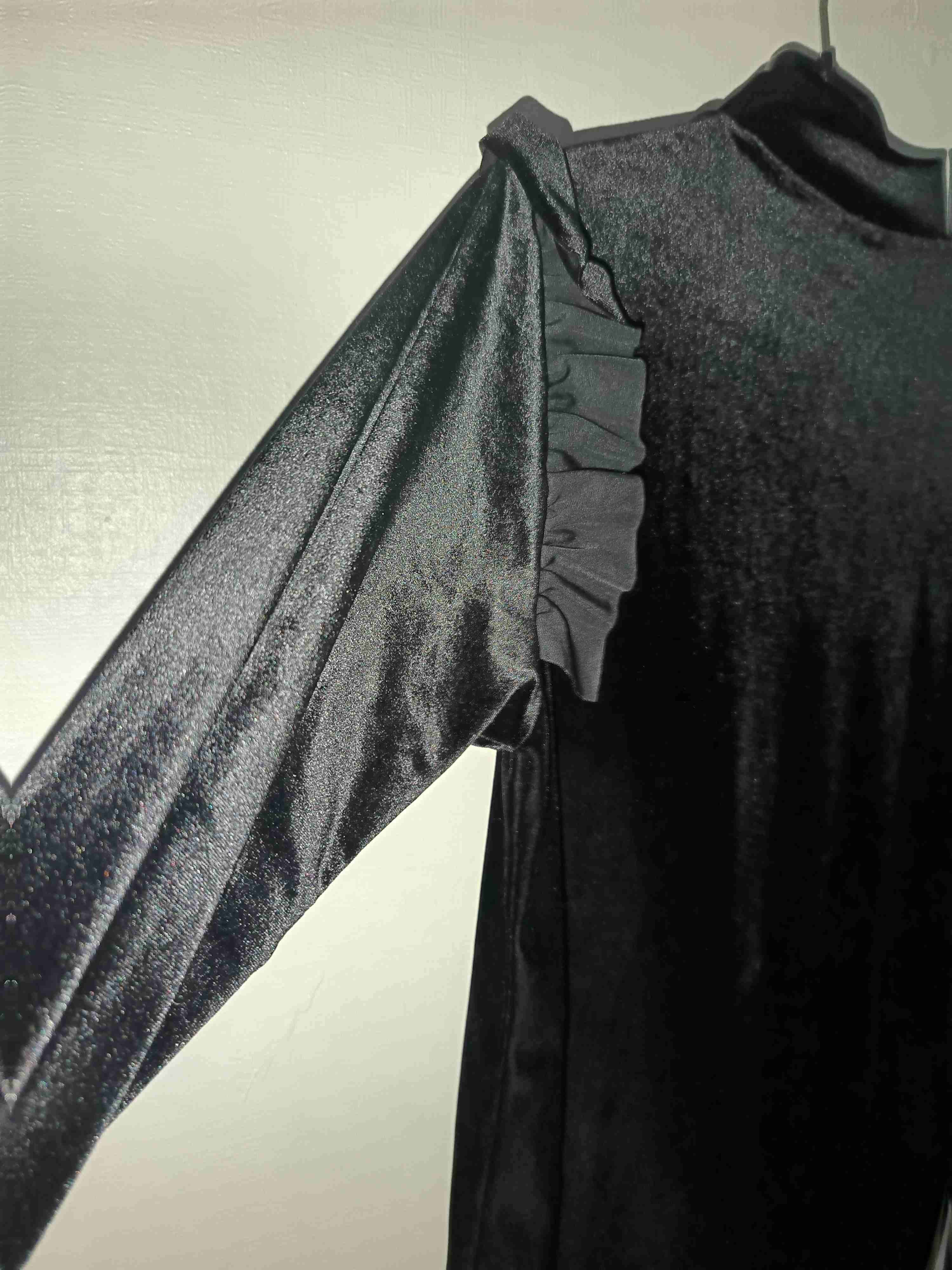 Polera negra con volantes - miniatura 3