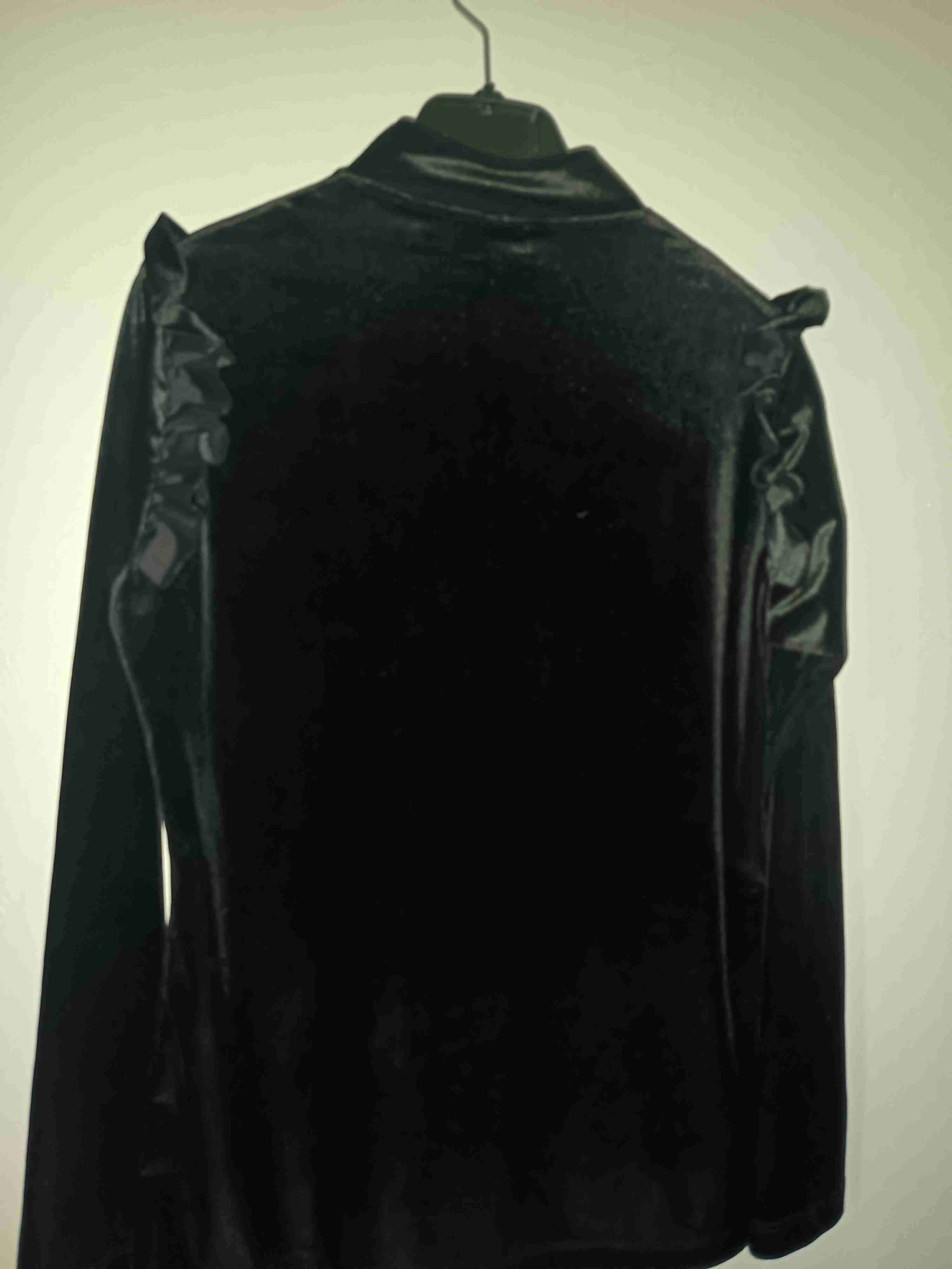 Polera negra con volantes - miniatura 4