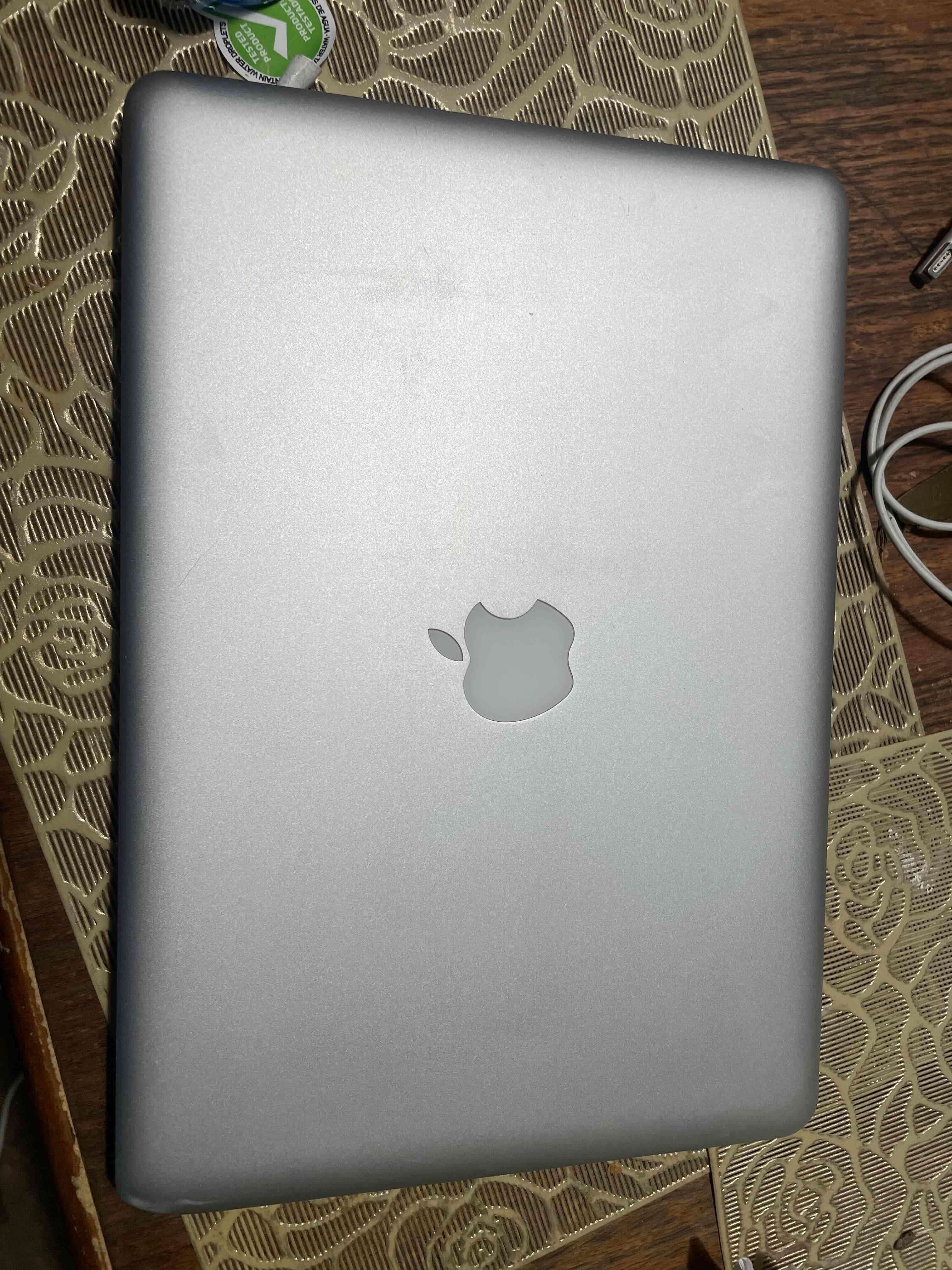 MacBook Pro en buen estado - miniatura 2