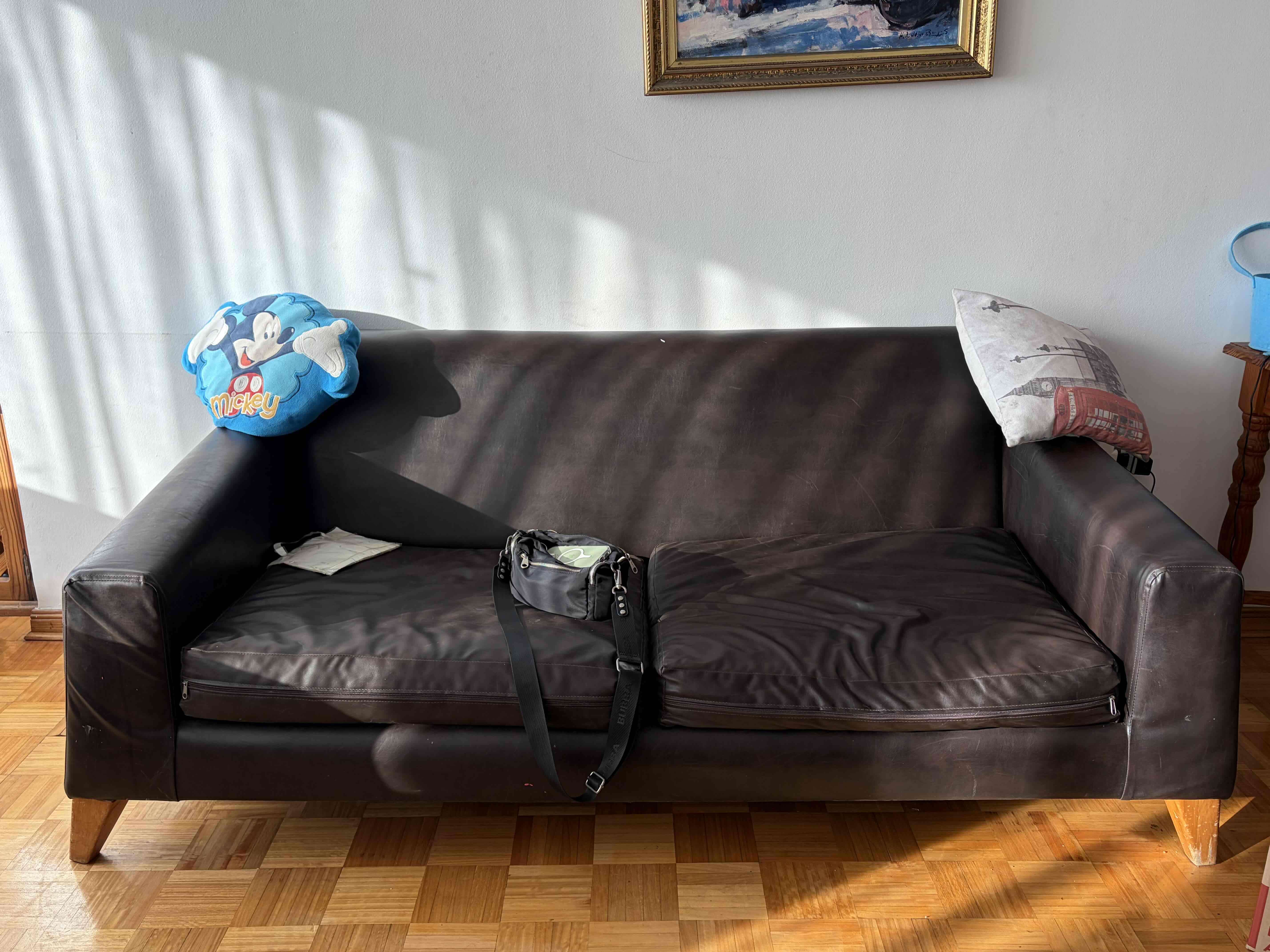 Sofá de cuero negro en buen estado