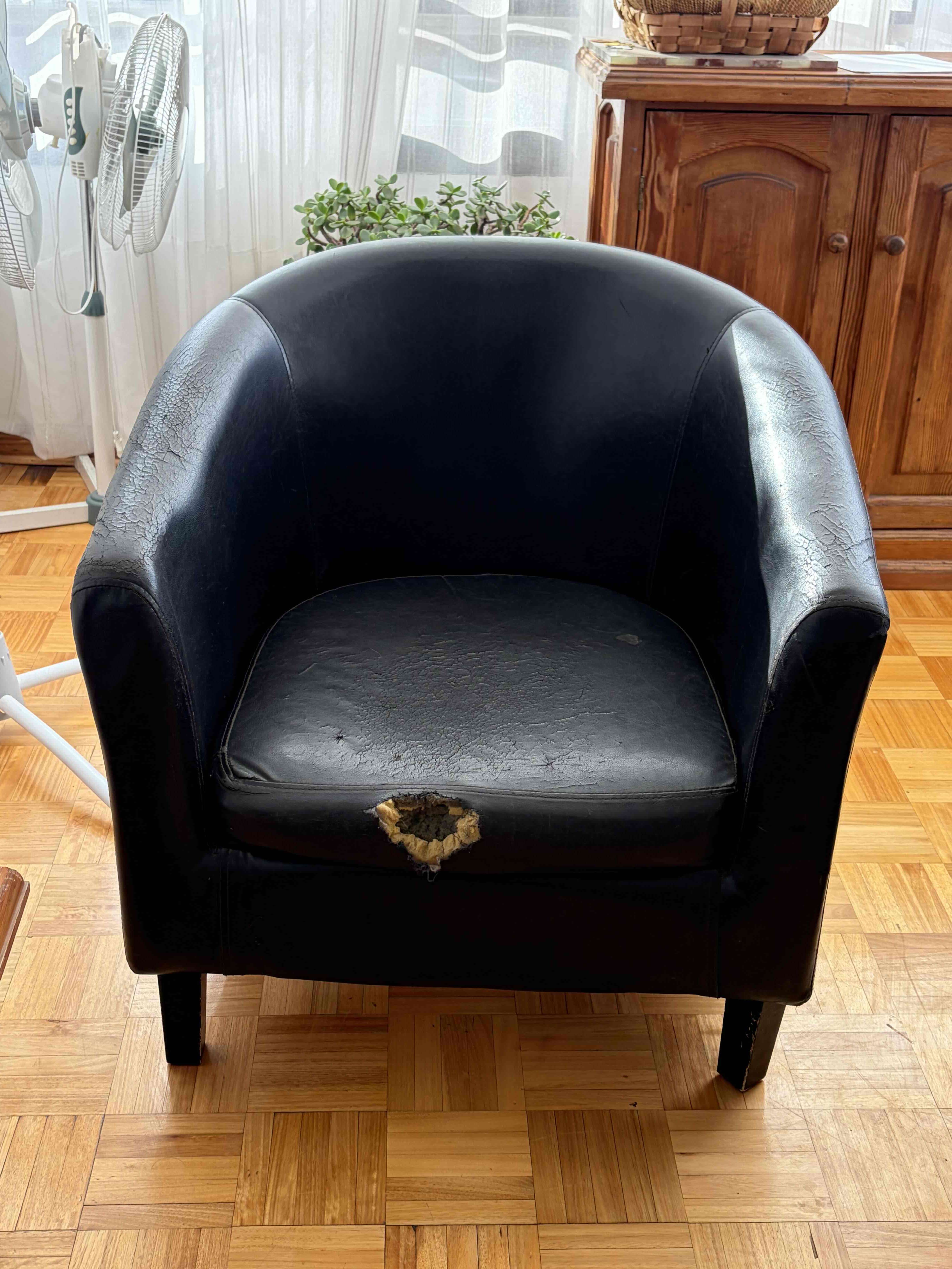 Sillón negro de cuero desgastado - miniatura 1