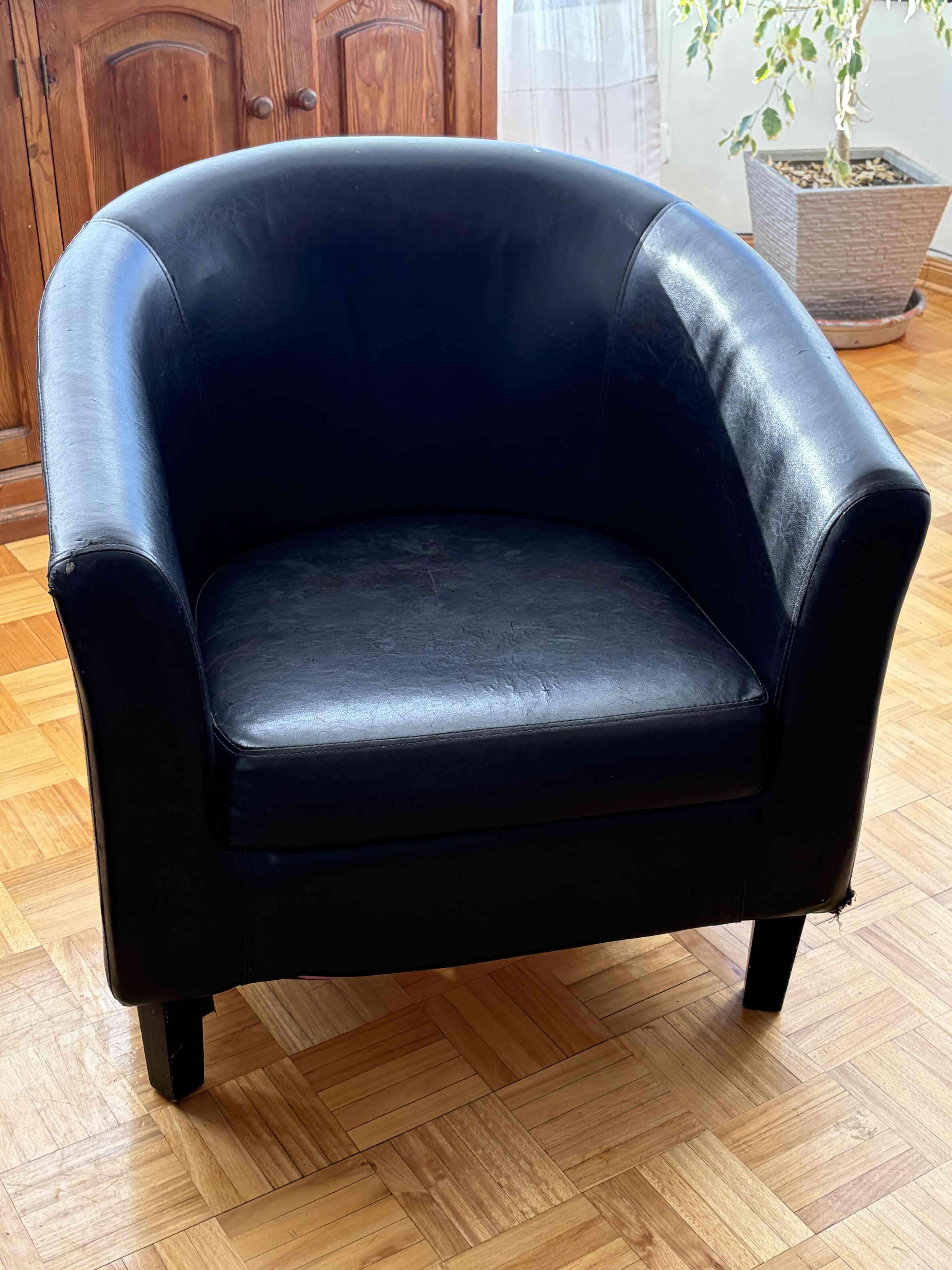 Sillón negro de cuero desgastado - miniatura 2