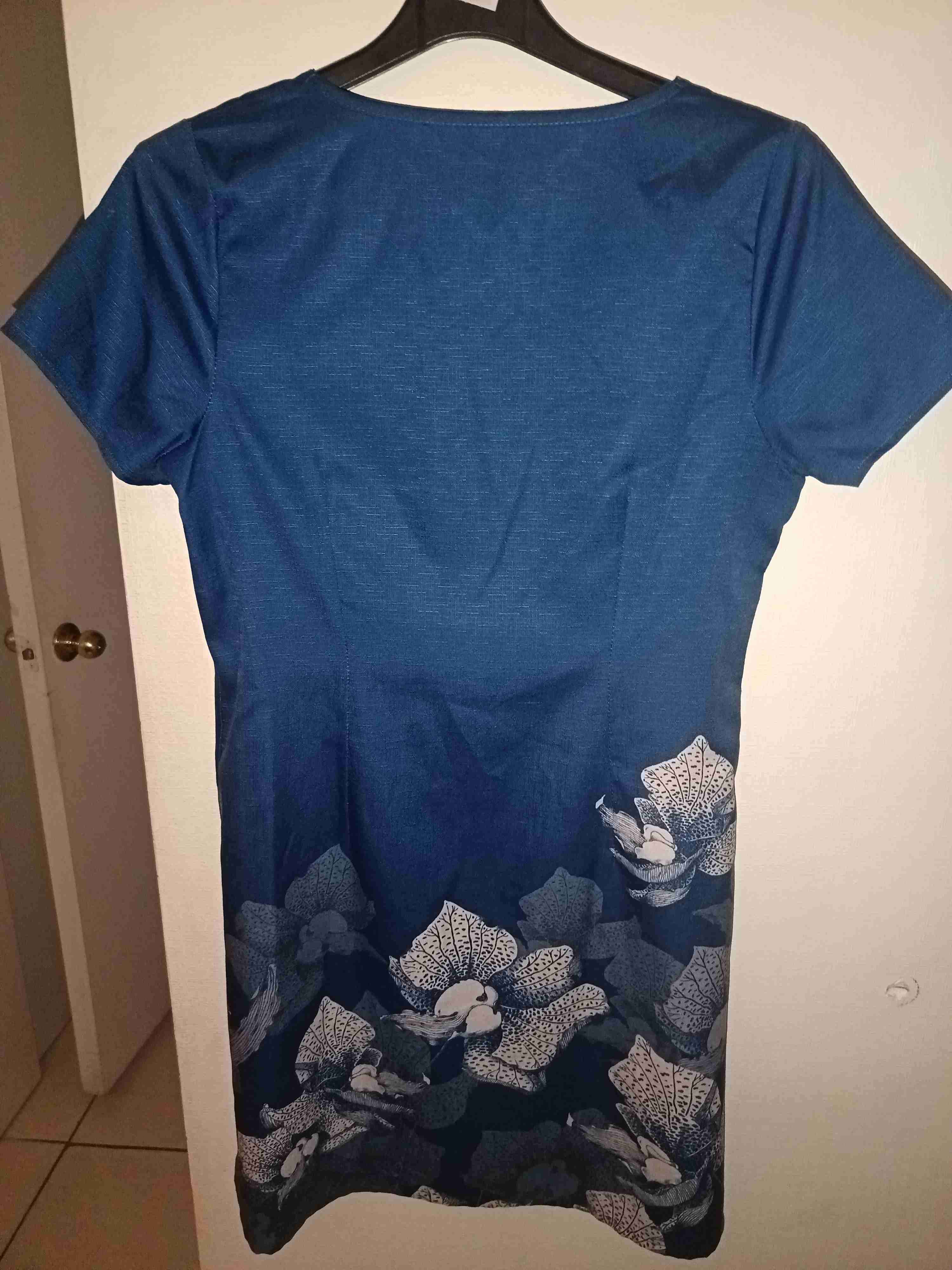 Vestido azul con estampado floral - miniatura 2