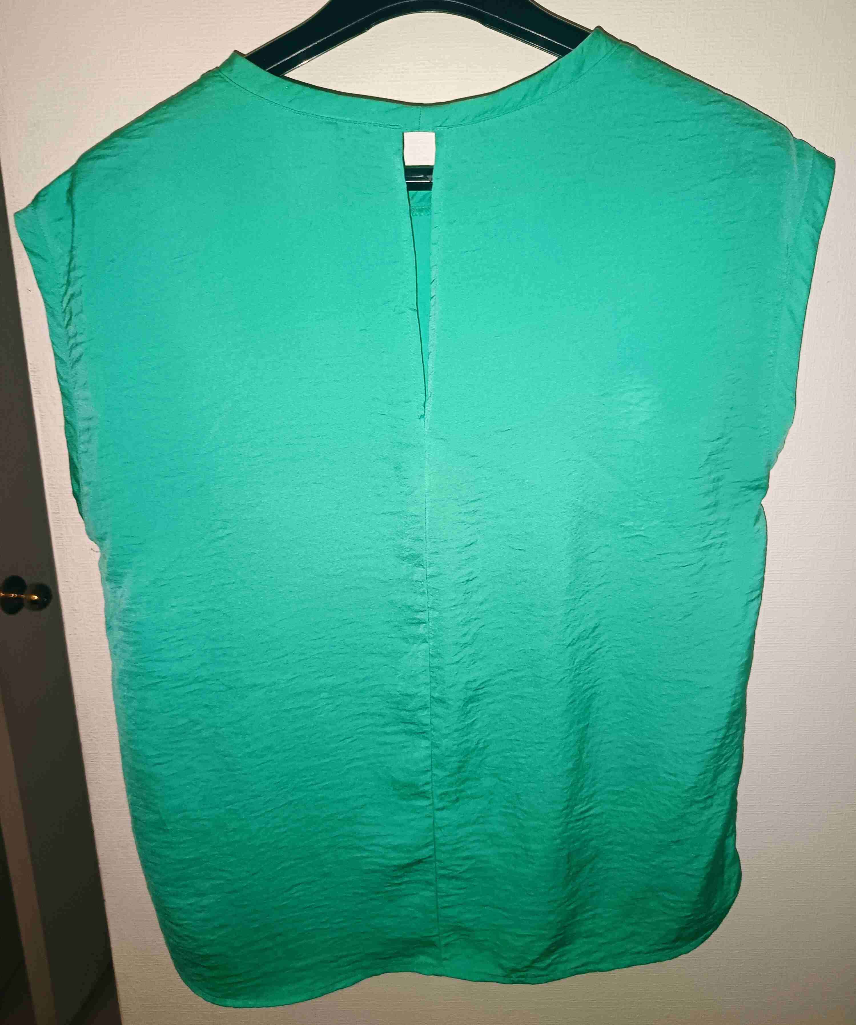 Blusa verde sin mangas - miniatura 2