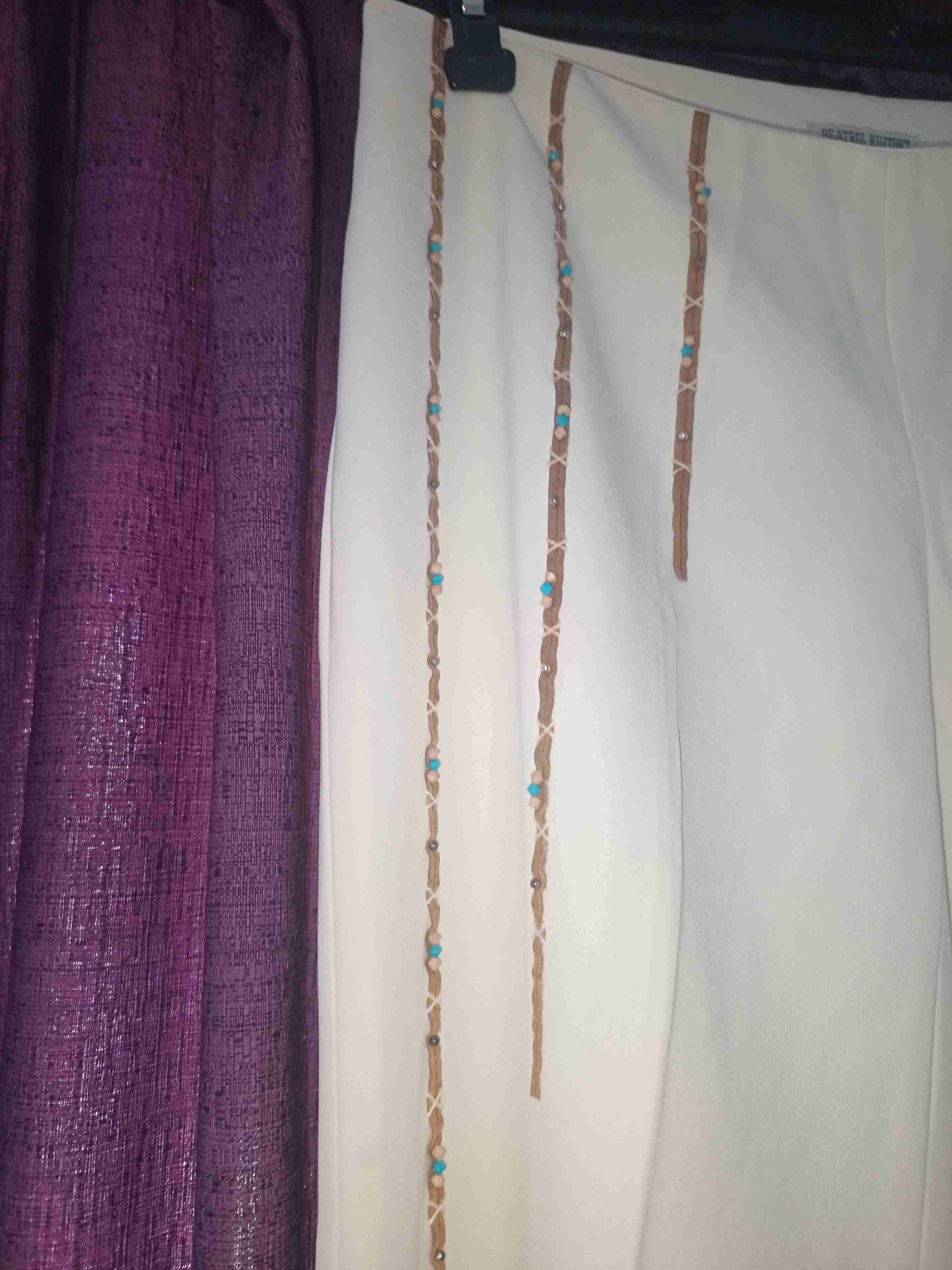 Pantalón blanco con detalles brillantes - miniatura 3