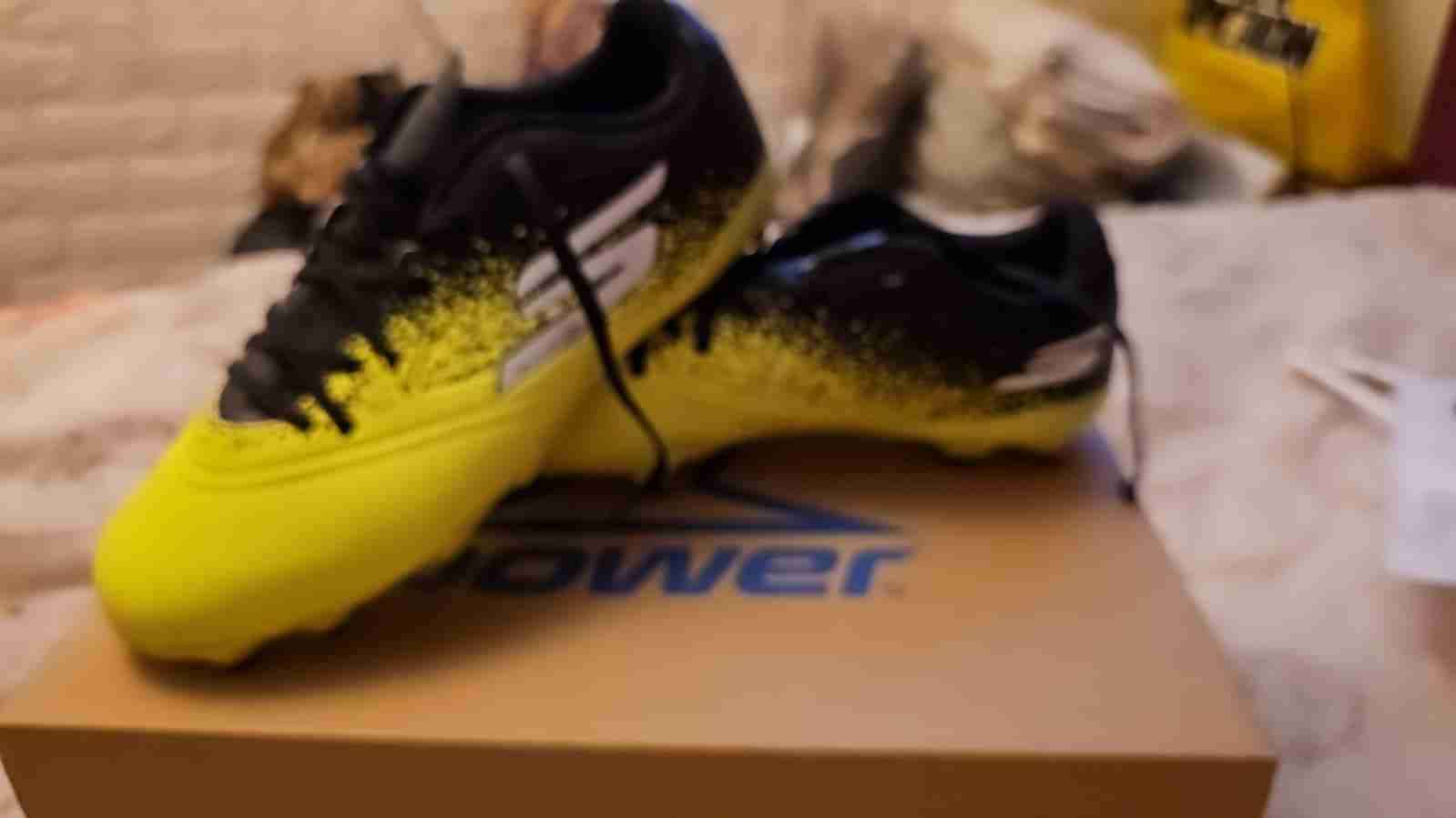 Botines futbol amarillos y negros - miniatura 2