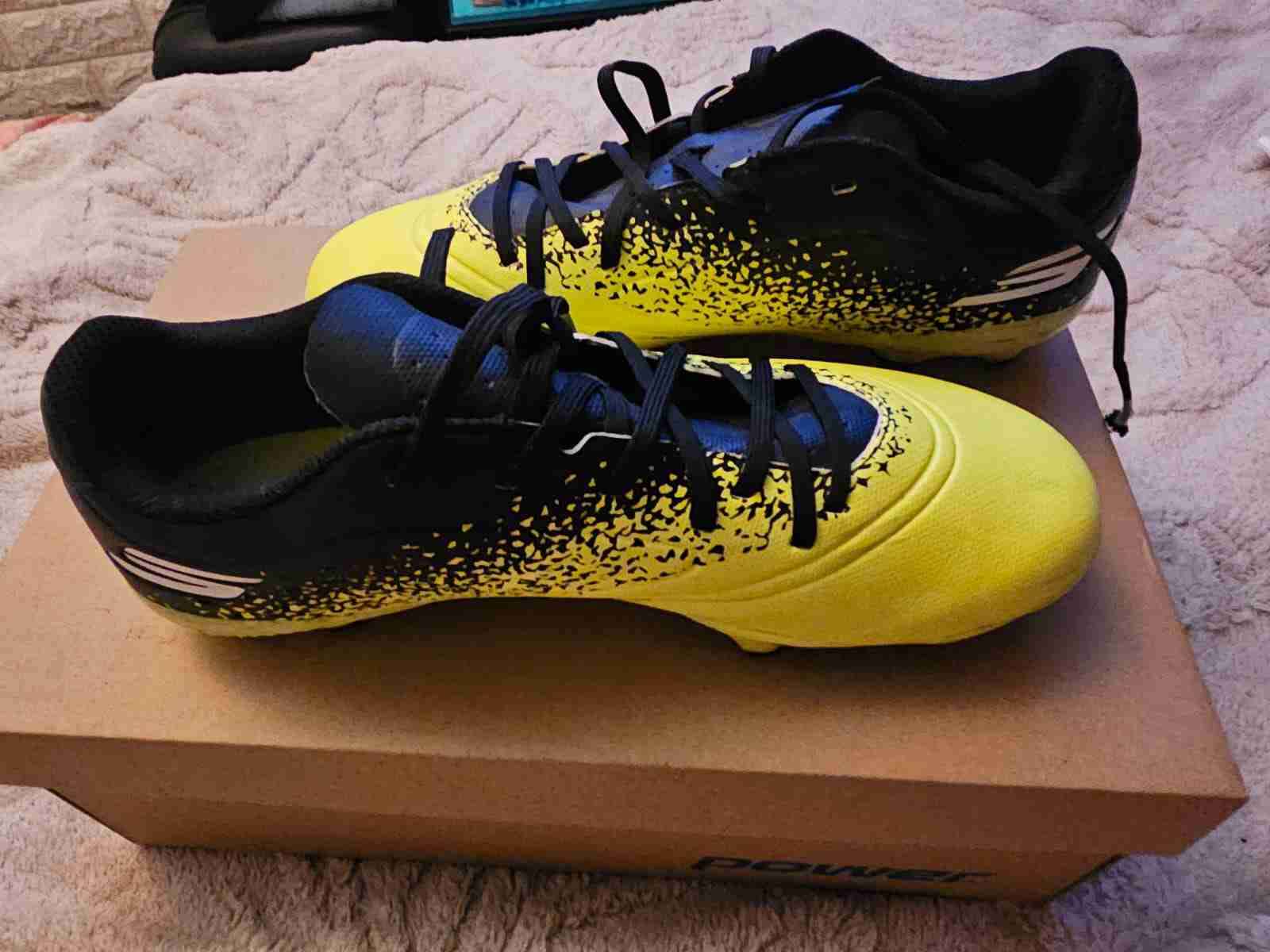 Botines futbol amarillos y negros - miniatura 3