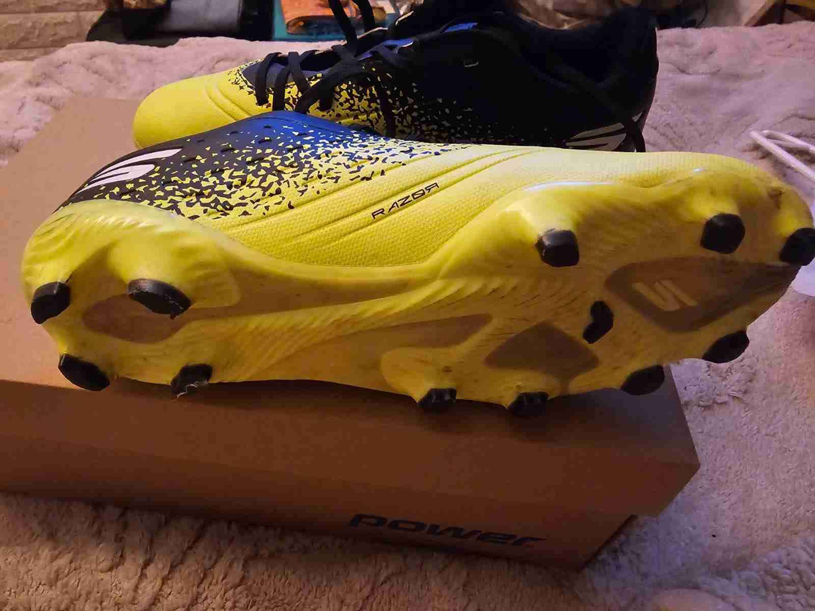 Botines futbol amarillos y negros - miniatura 4