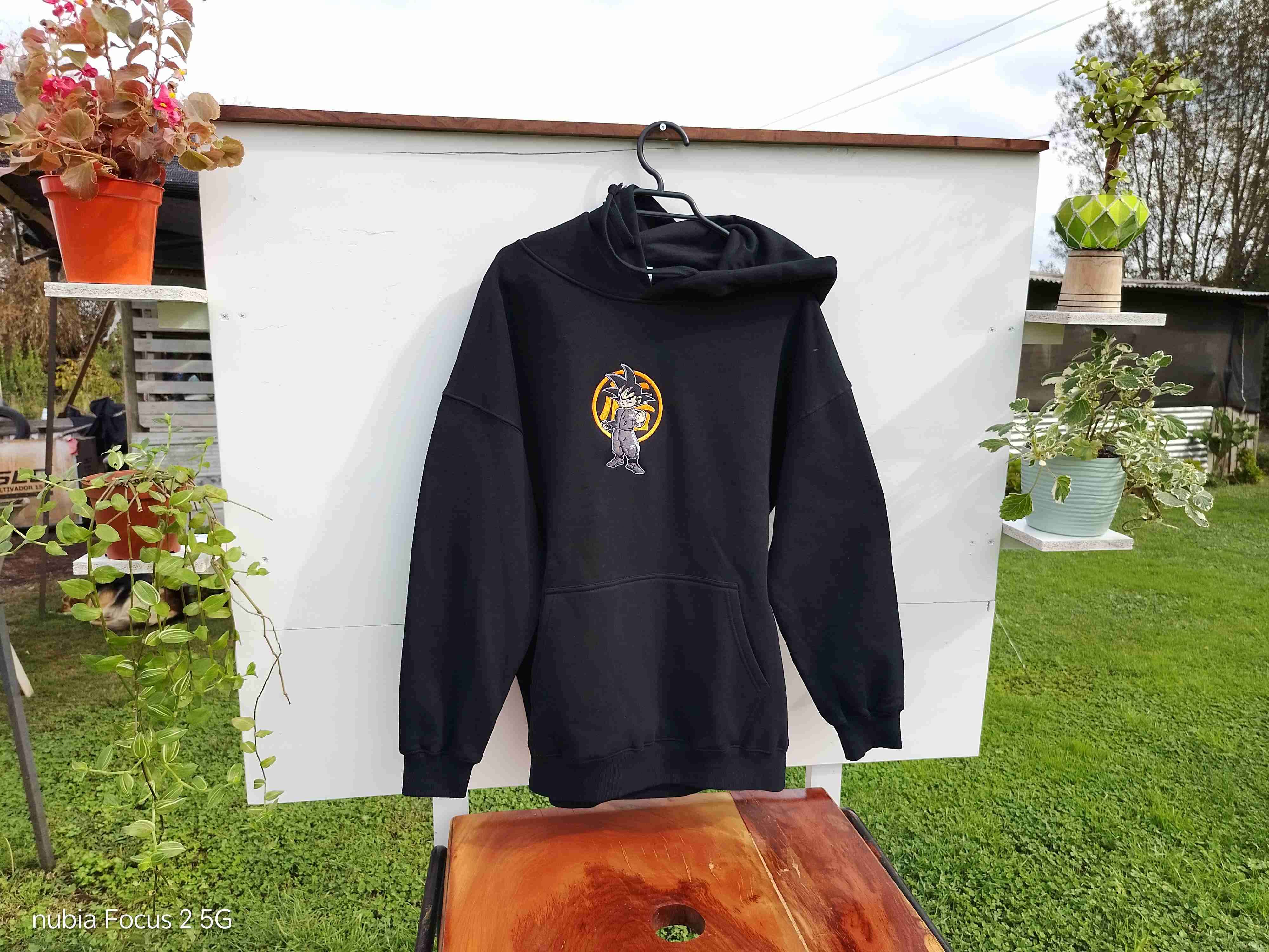 Polerón negro con capucha y logo - miniatura 2