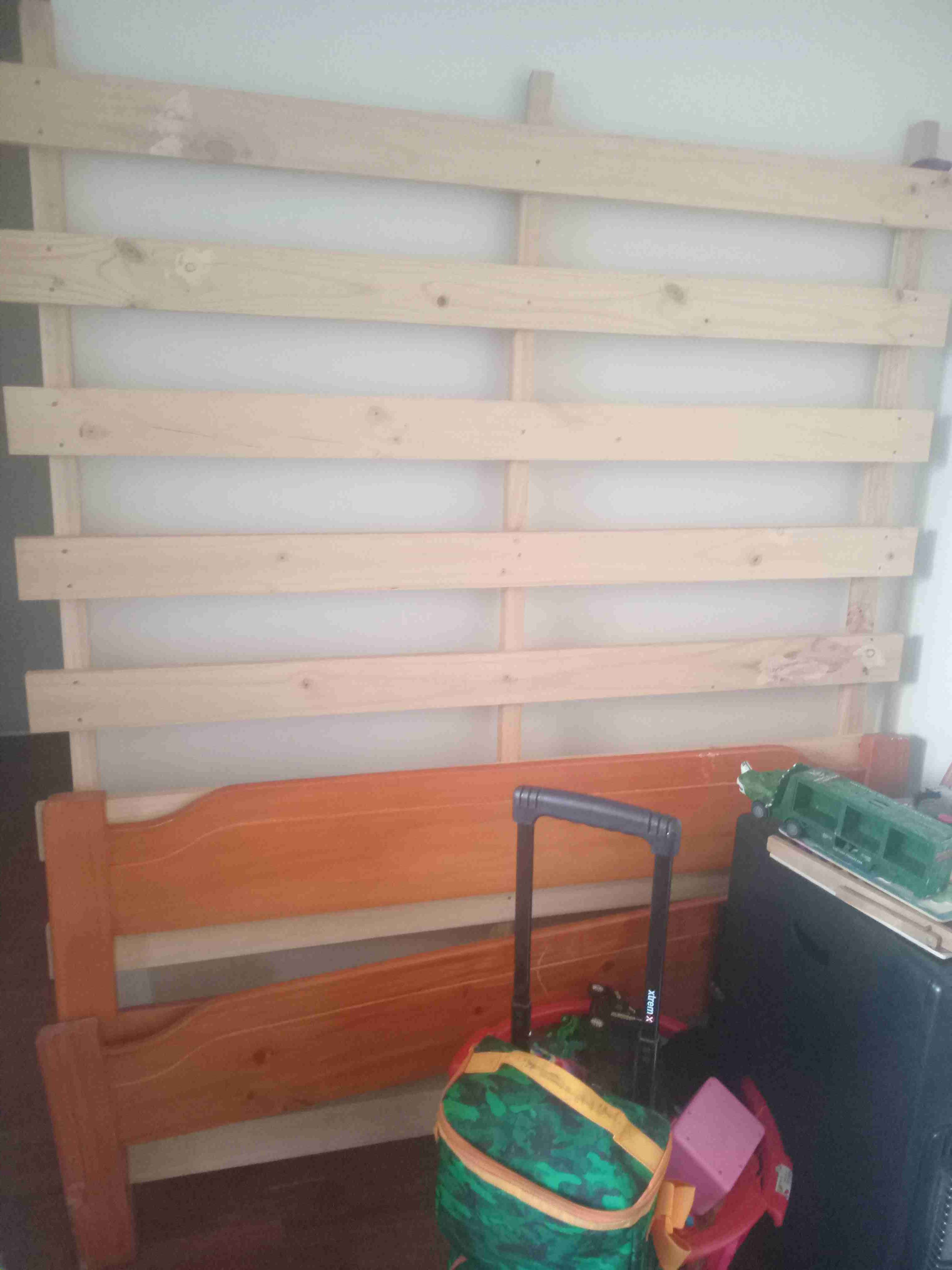 Cama de madera desmontable