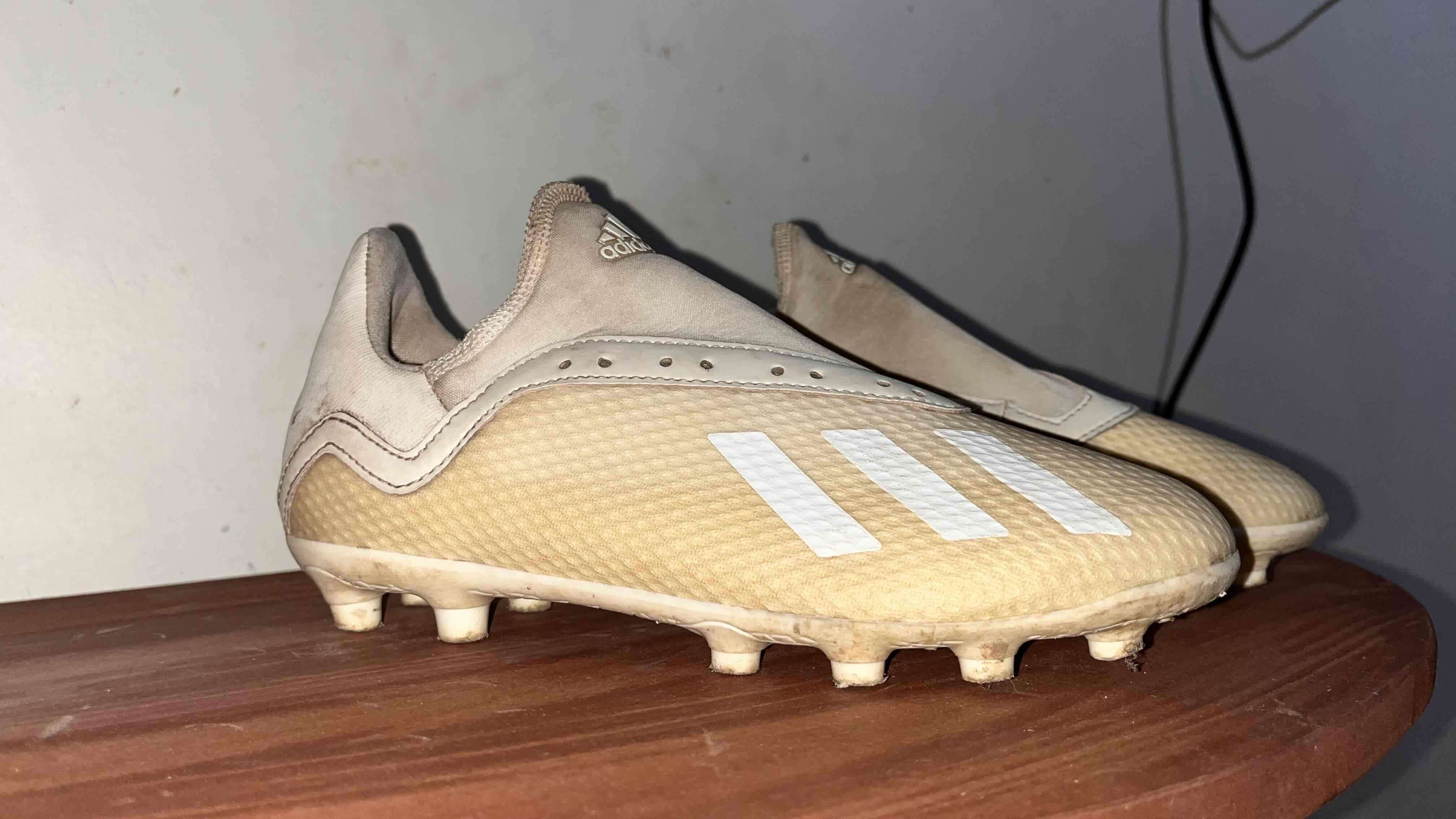 Zapatos de fútbol color beige - miniatura 2