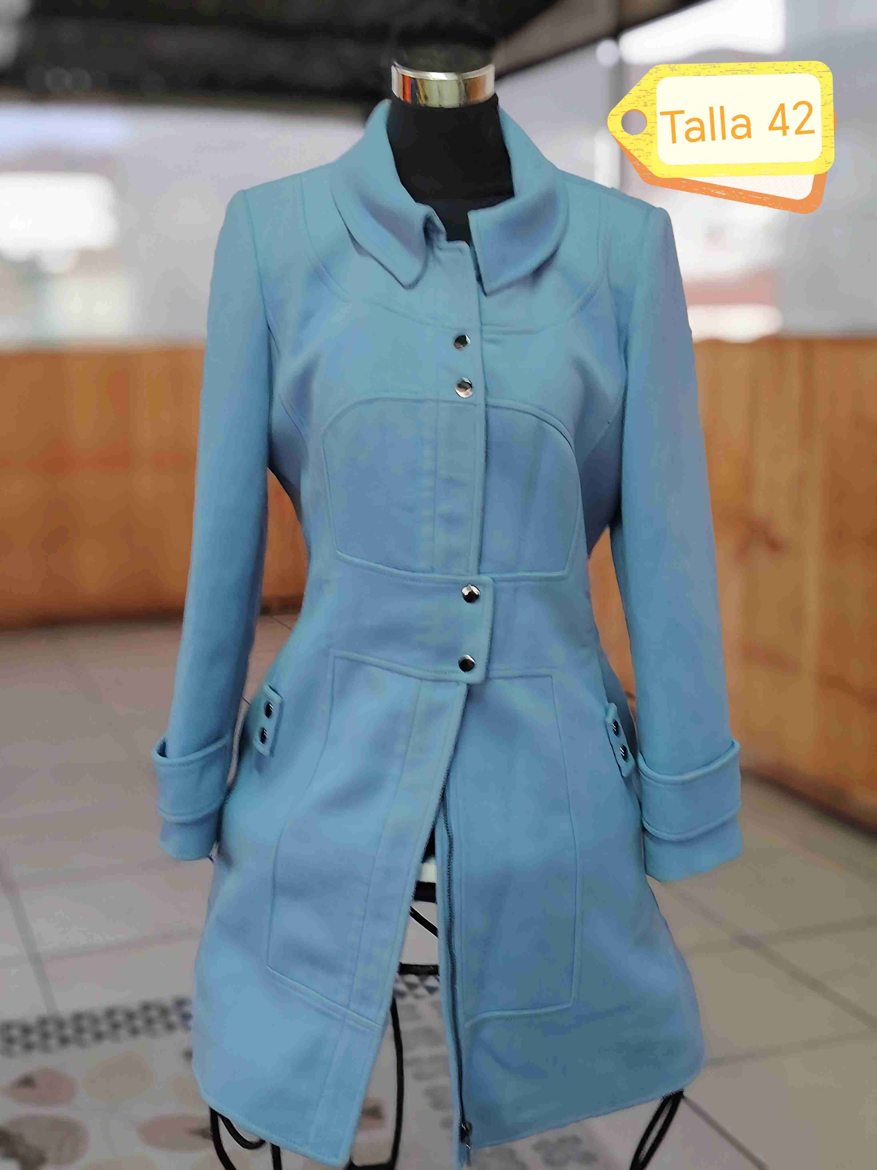 Abrigo azul claro elegante