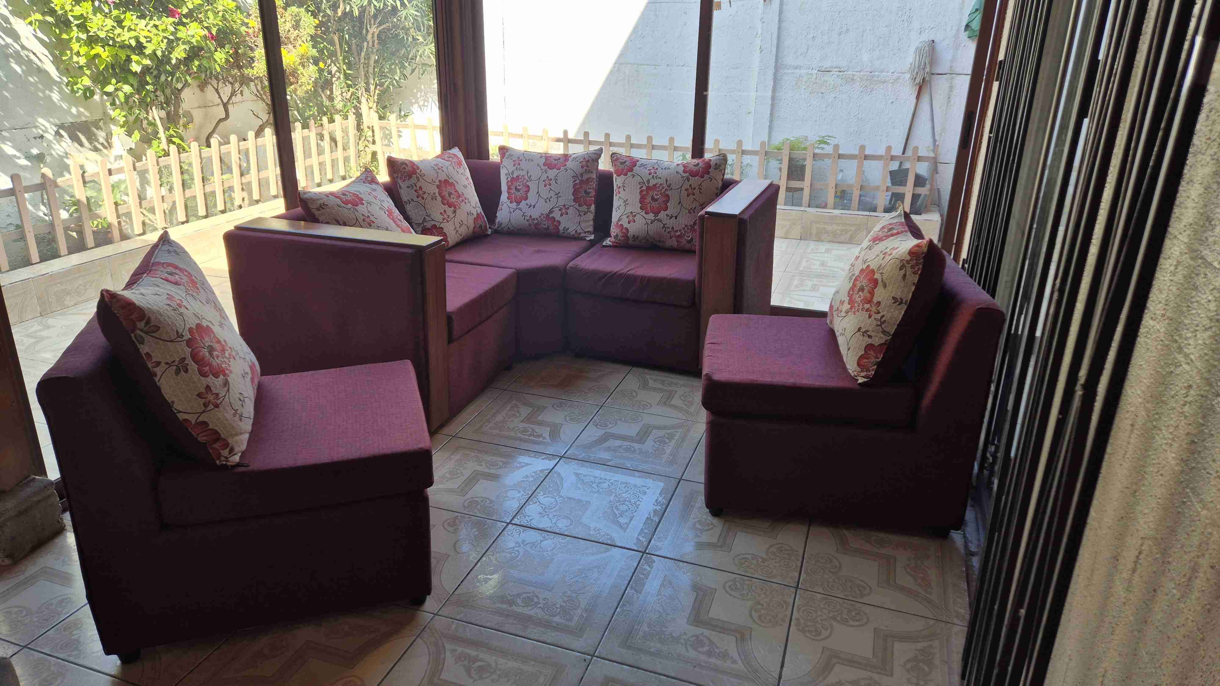 Seccional rojo con cojines florales - miniatura 3