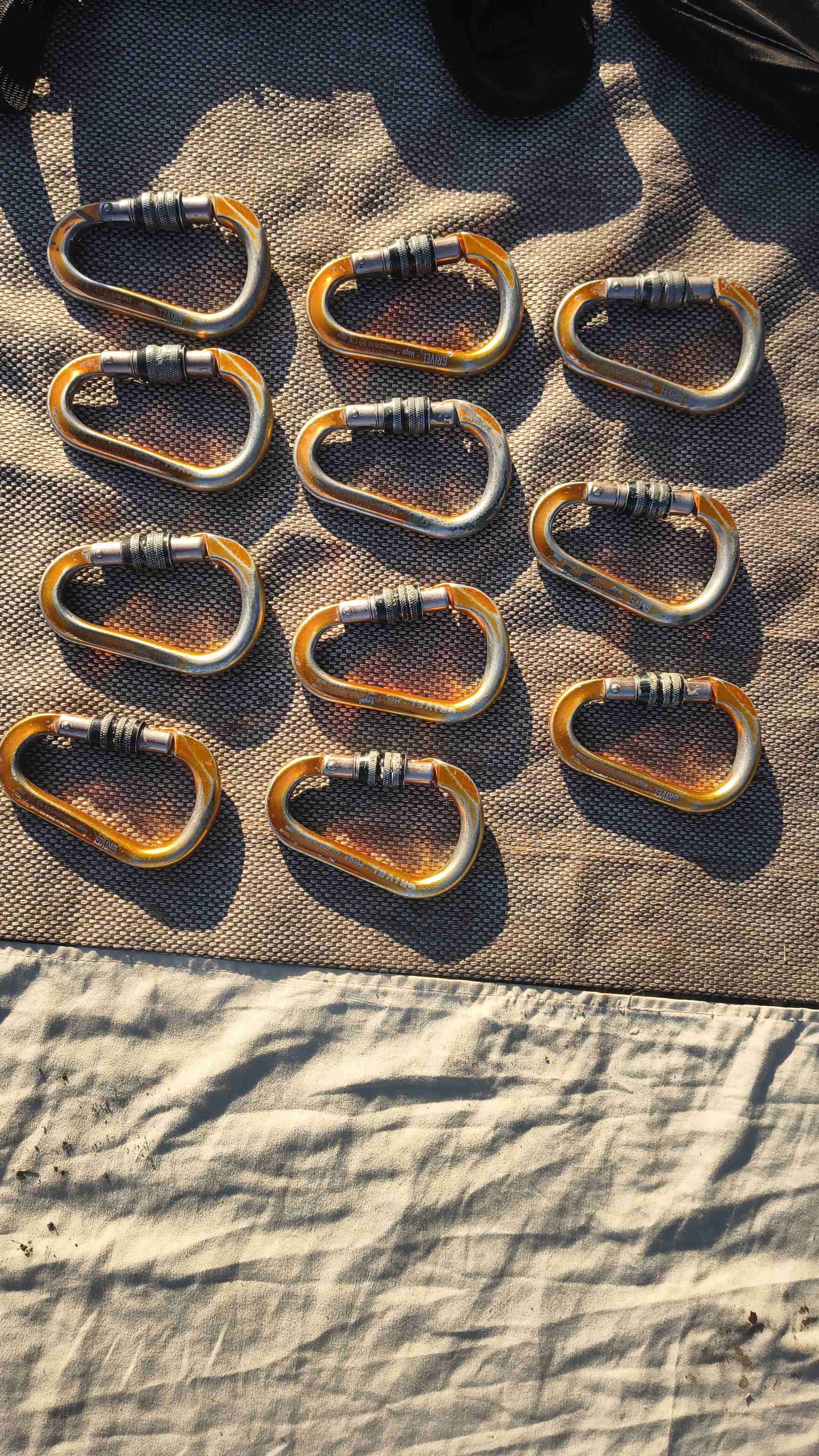 Mosquetones de escalada dorados - miniatura 1