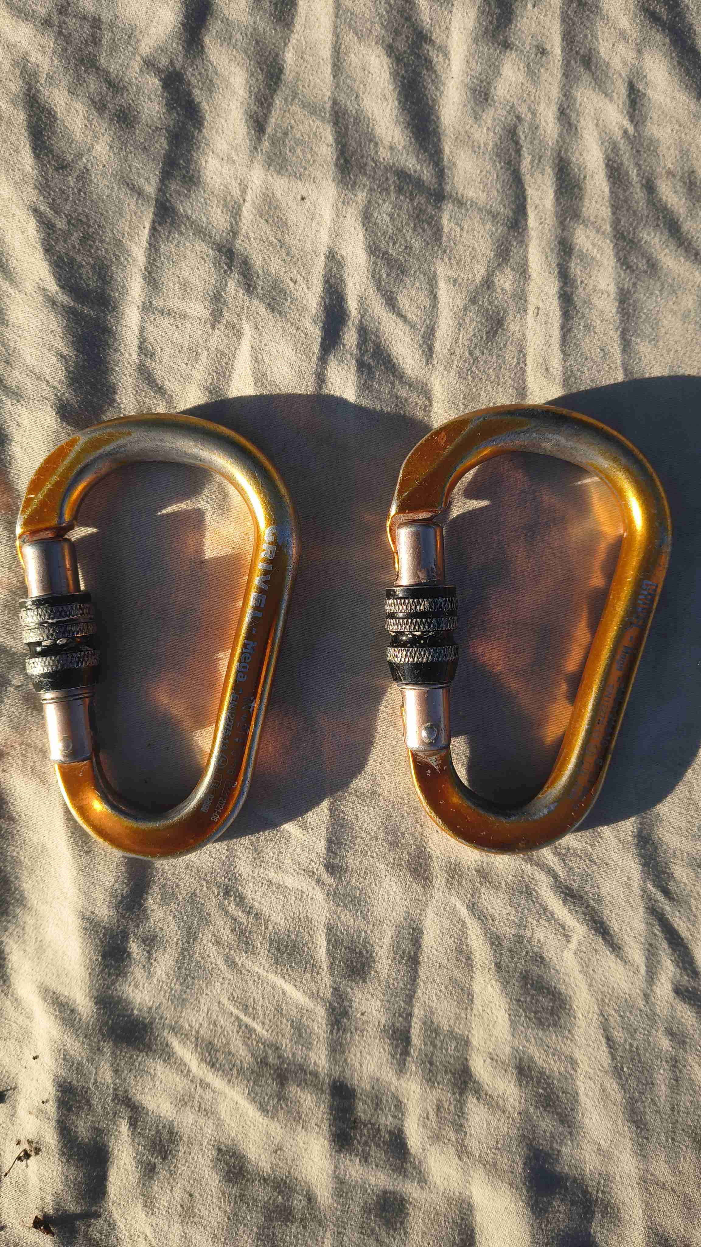 Mosquetones de escalada dorados - miniatura 2