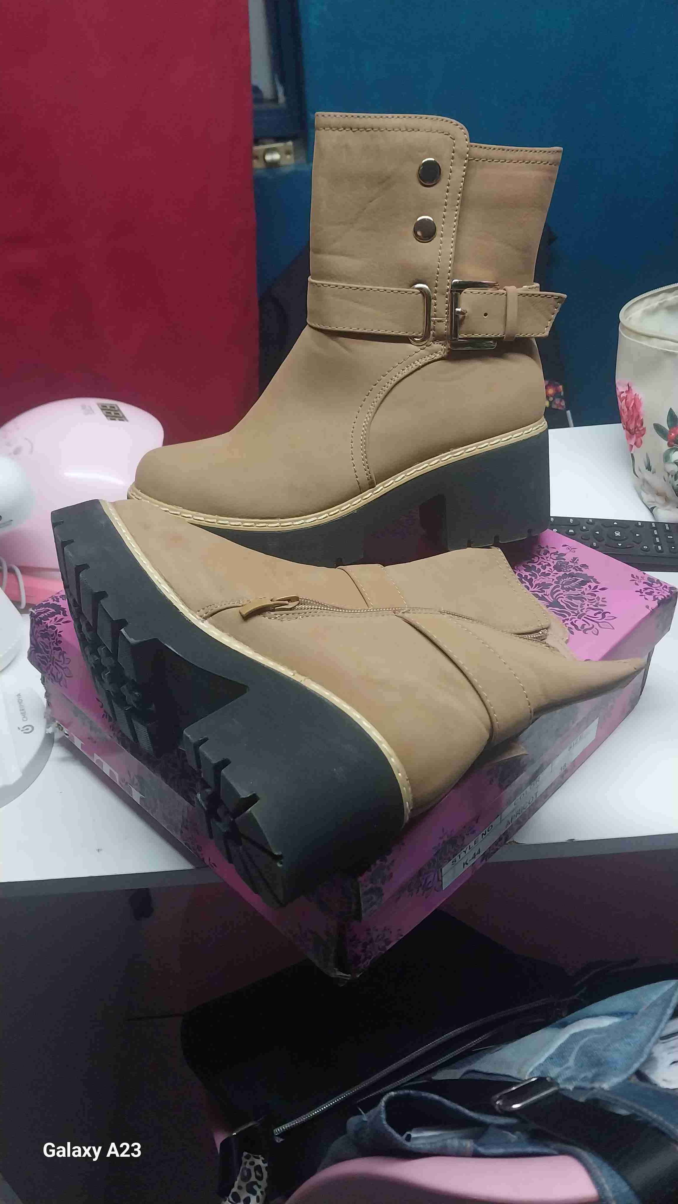 Botines color beige con hebilla