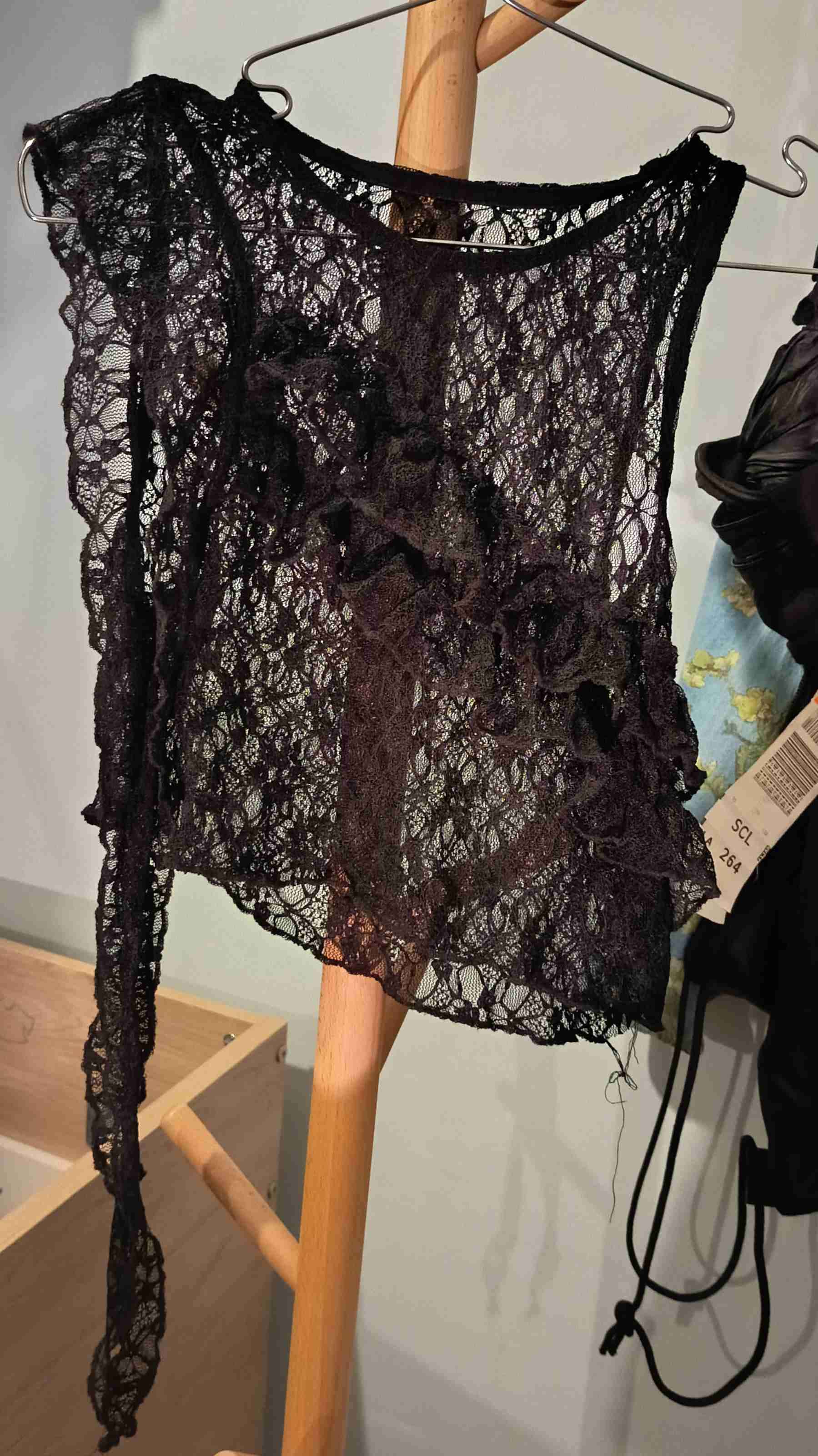 Top de encaje asimétrico Opposite