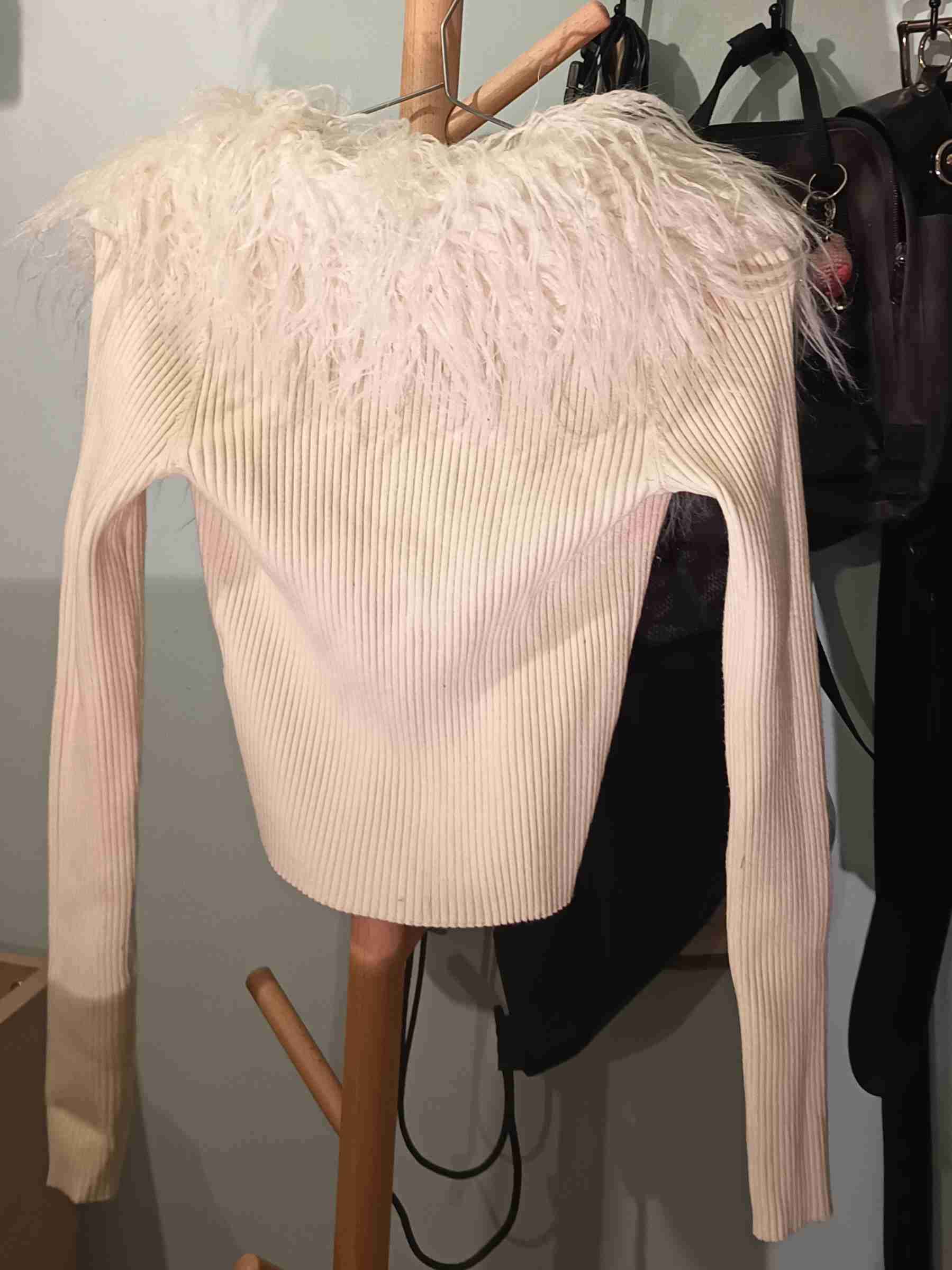 Chaleco con pelo sintético blanco - miniatura 2