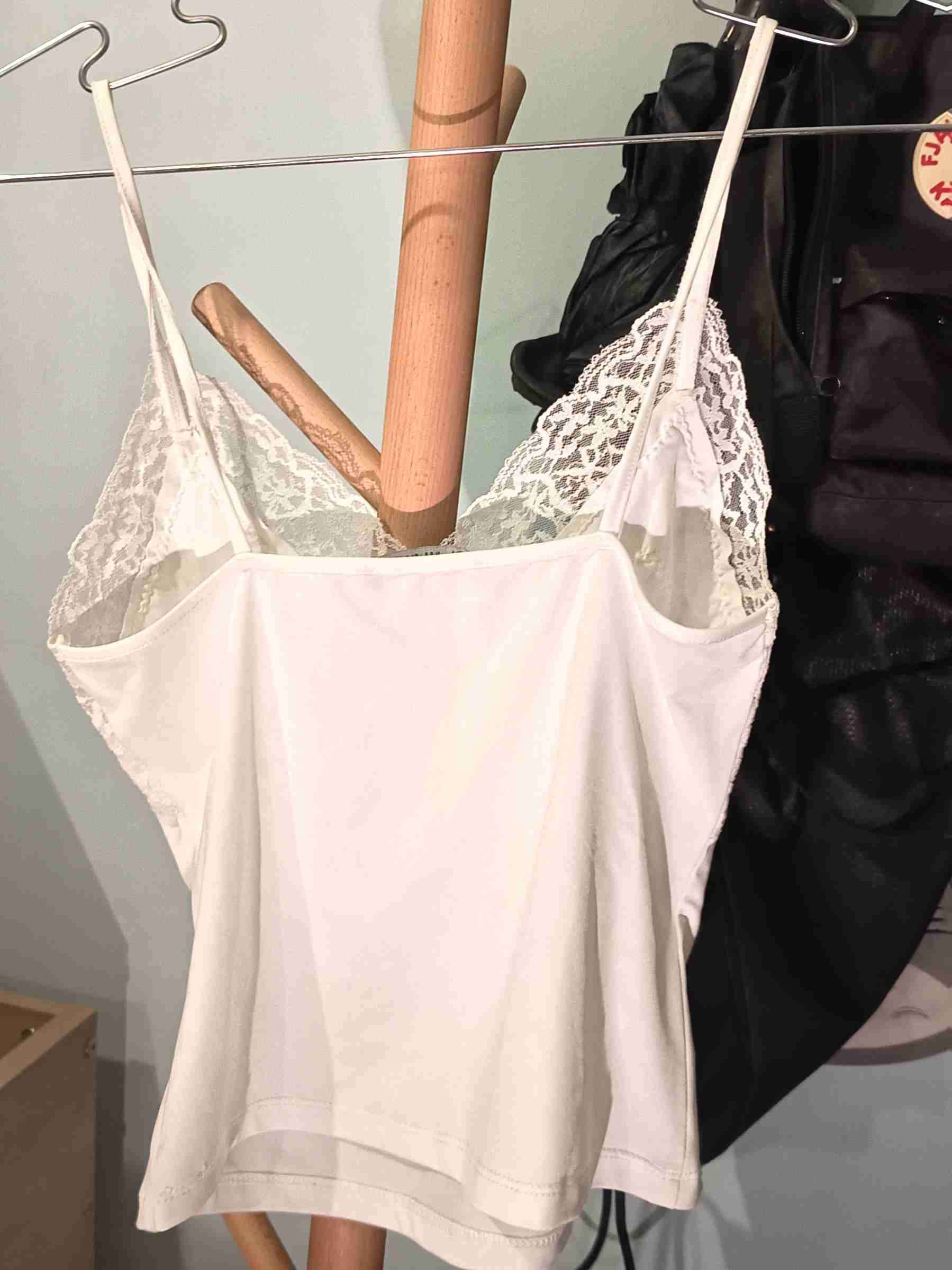 Top blanco con encaje - miniatura 2