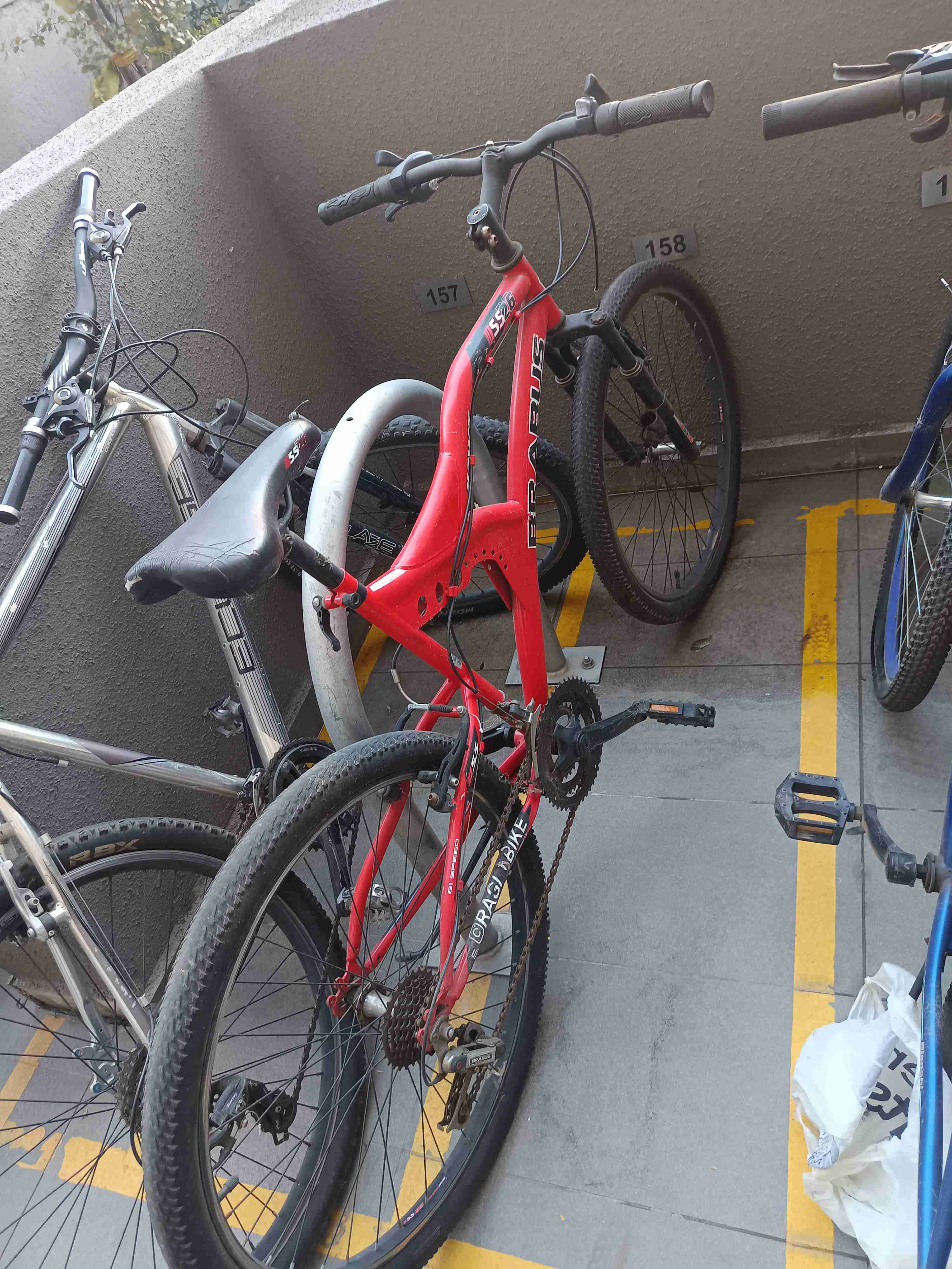 Bicicleta roja de montaña - miniatura 1