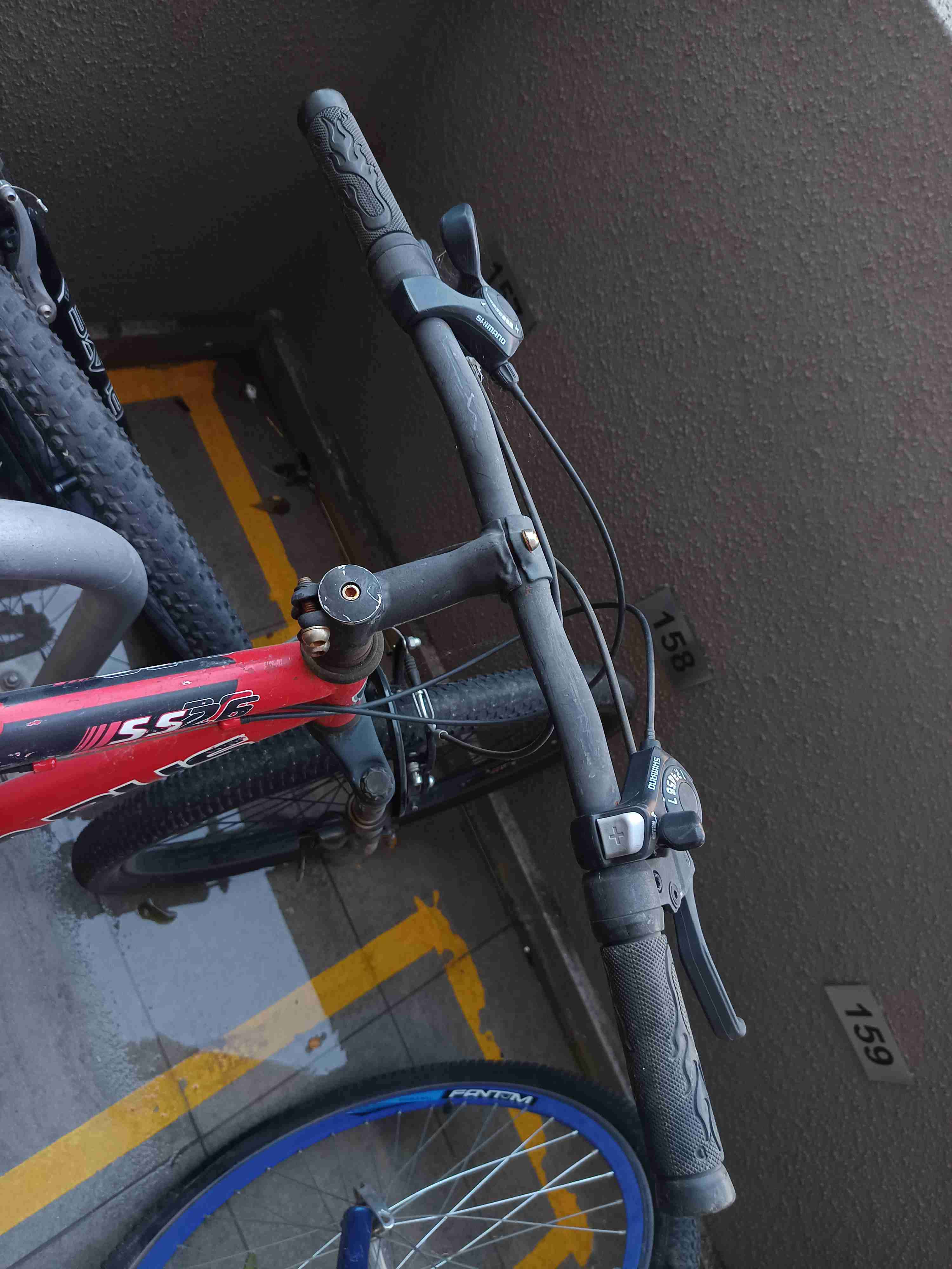 Bicicleta roja de montaña - miniatura 2