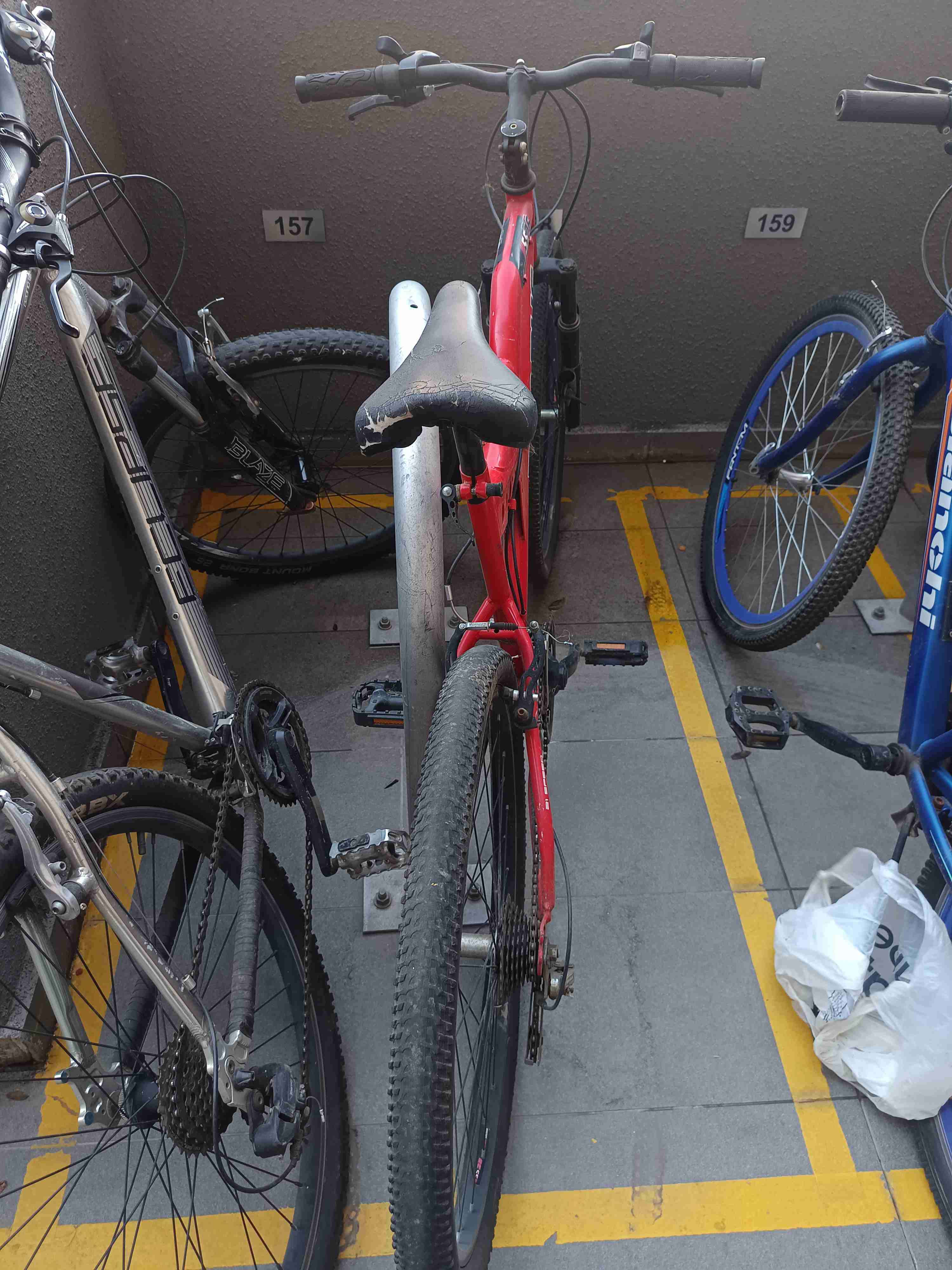 Bicicleta roja de montaña - miniatura 3