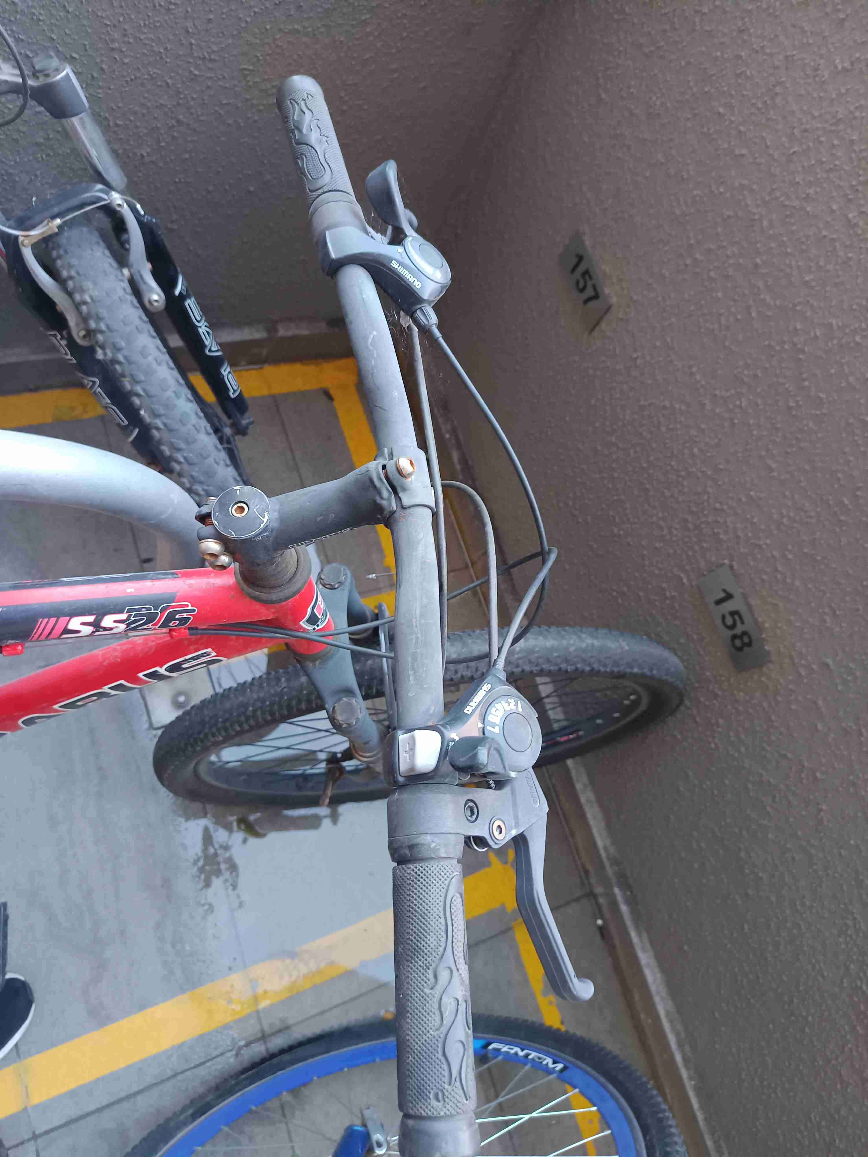 Bicicleta roja de montaña - miniatura 4