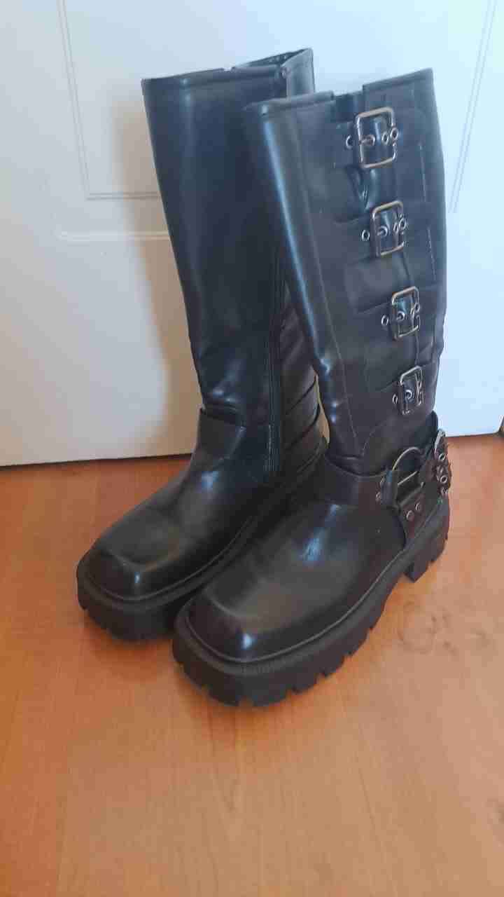 Botas negras con hebillas - miniatura 1