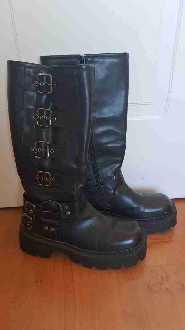 Botas negras con hebillas - miniatura 2