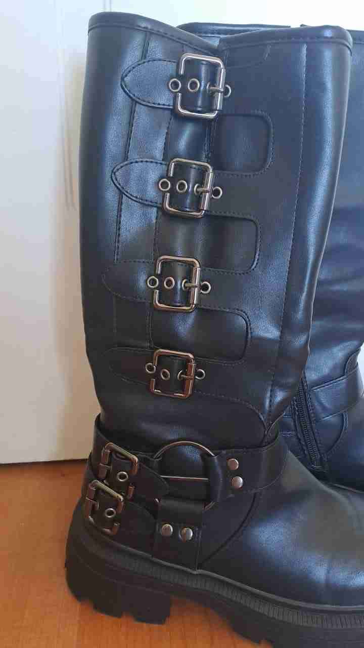 Botas negras con hebillas - miniatura 3