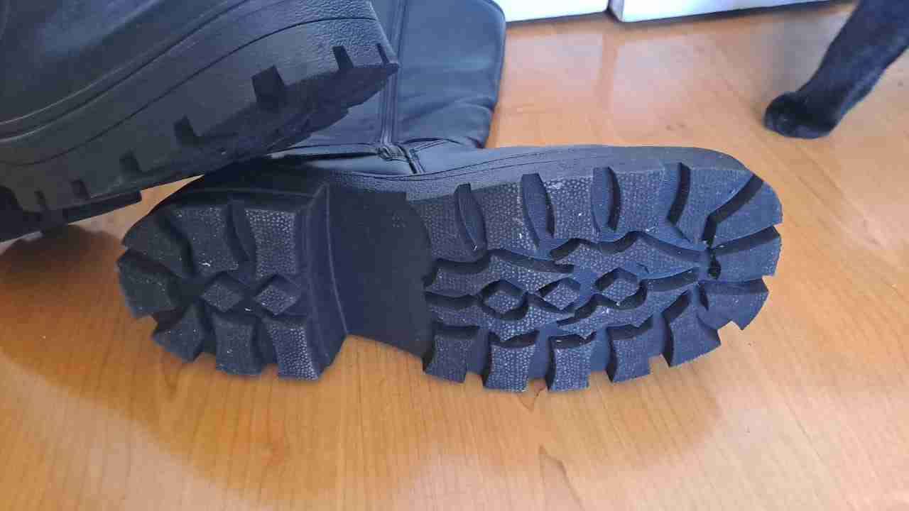 Botas negras con hebillas - miniatura 4